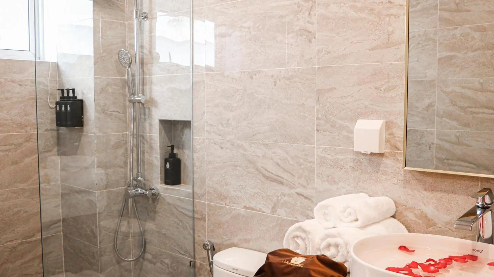 Bathroom in Mettavary Hotel