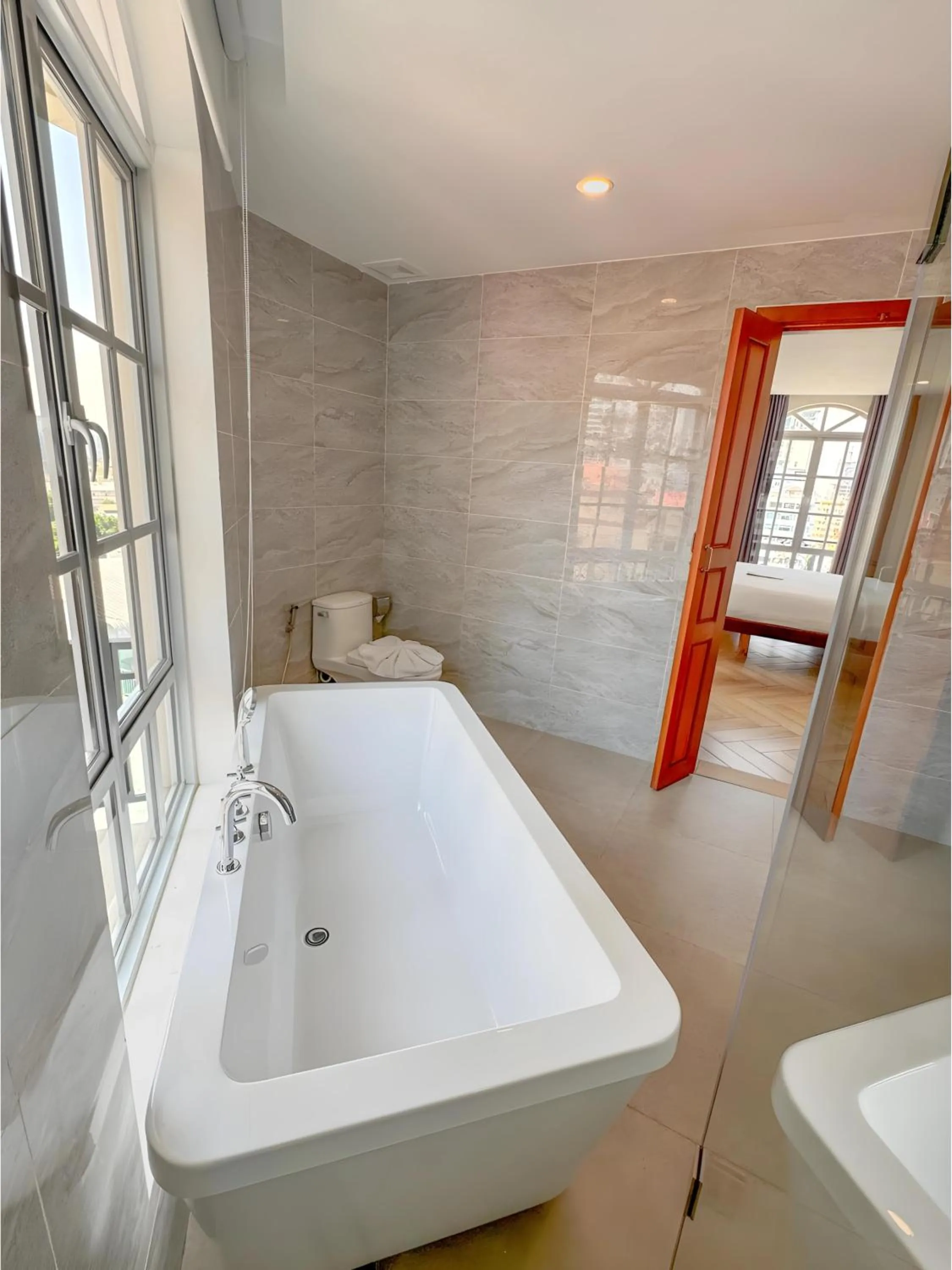 Bath, Bed in Mettavary Hotel