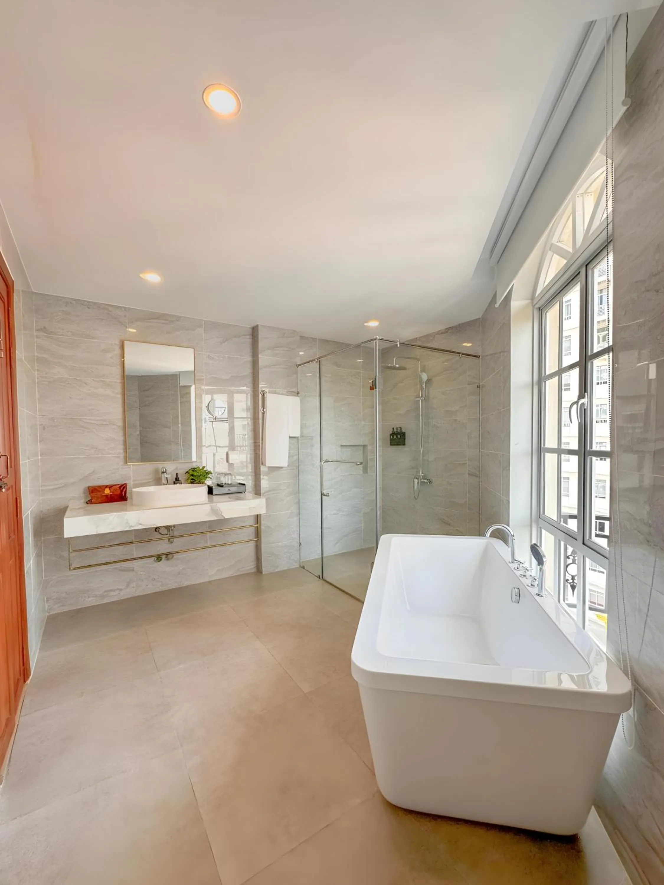 Bathroom, Bed in Mettavary Hotel