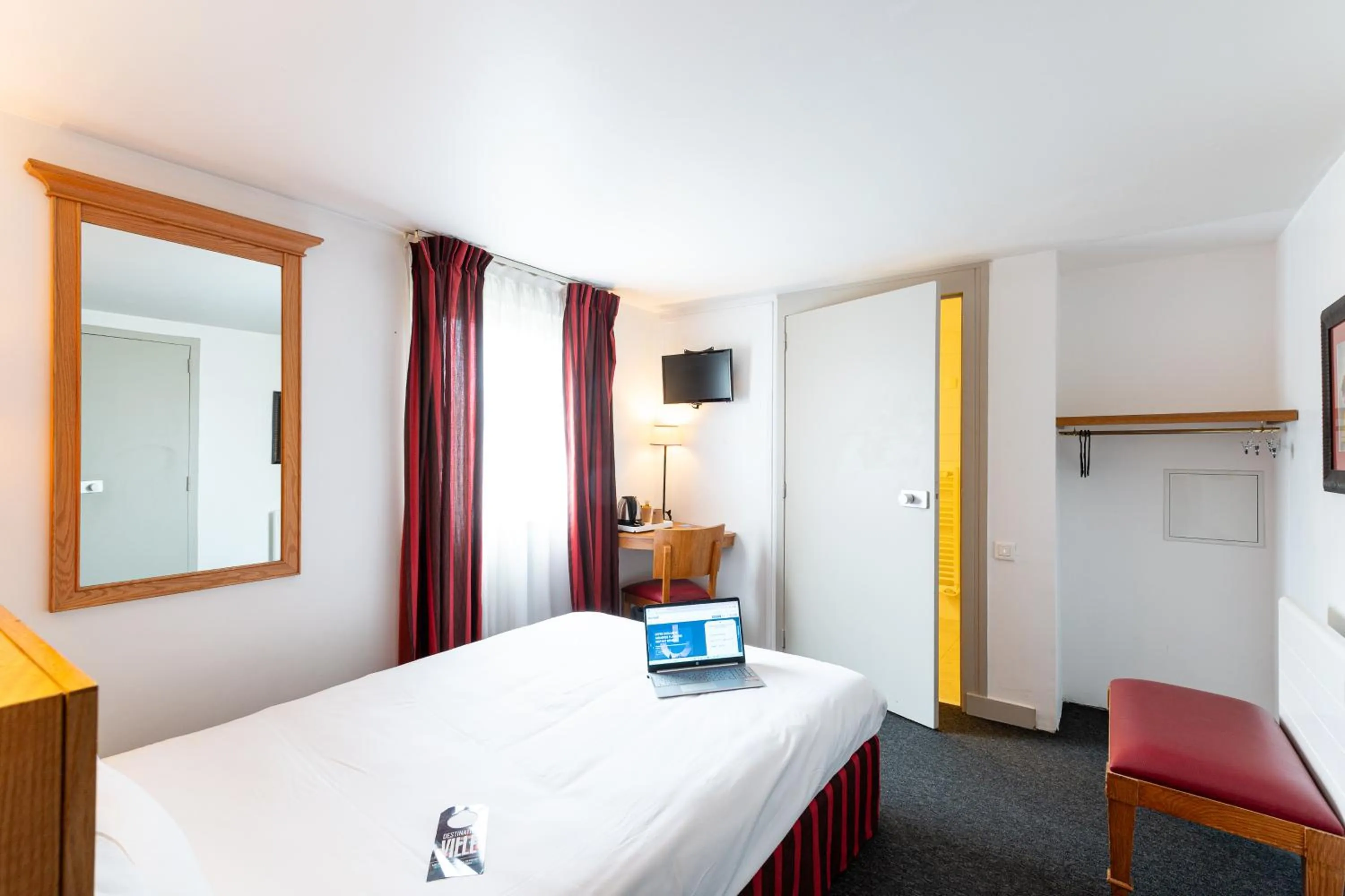 Property building, Bed in KYRIAD CREIL - Chantilly Nord