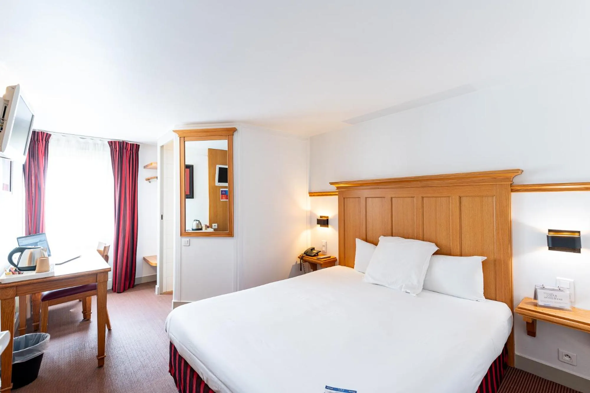 Property building, Bed in KYRIAD CREIL - Chantilly Nord