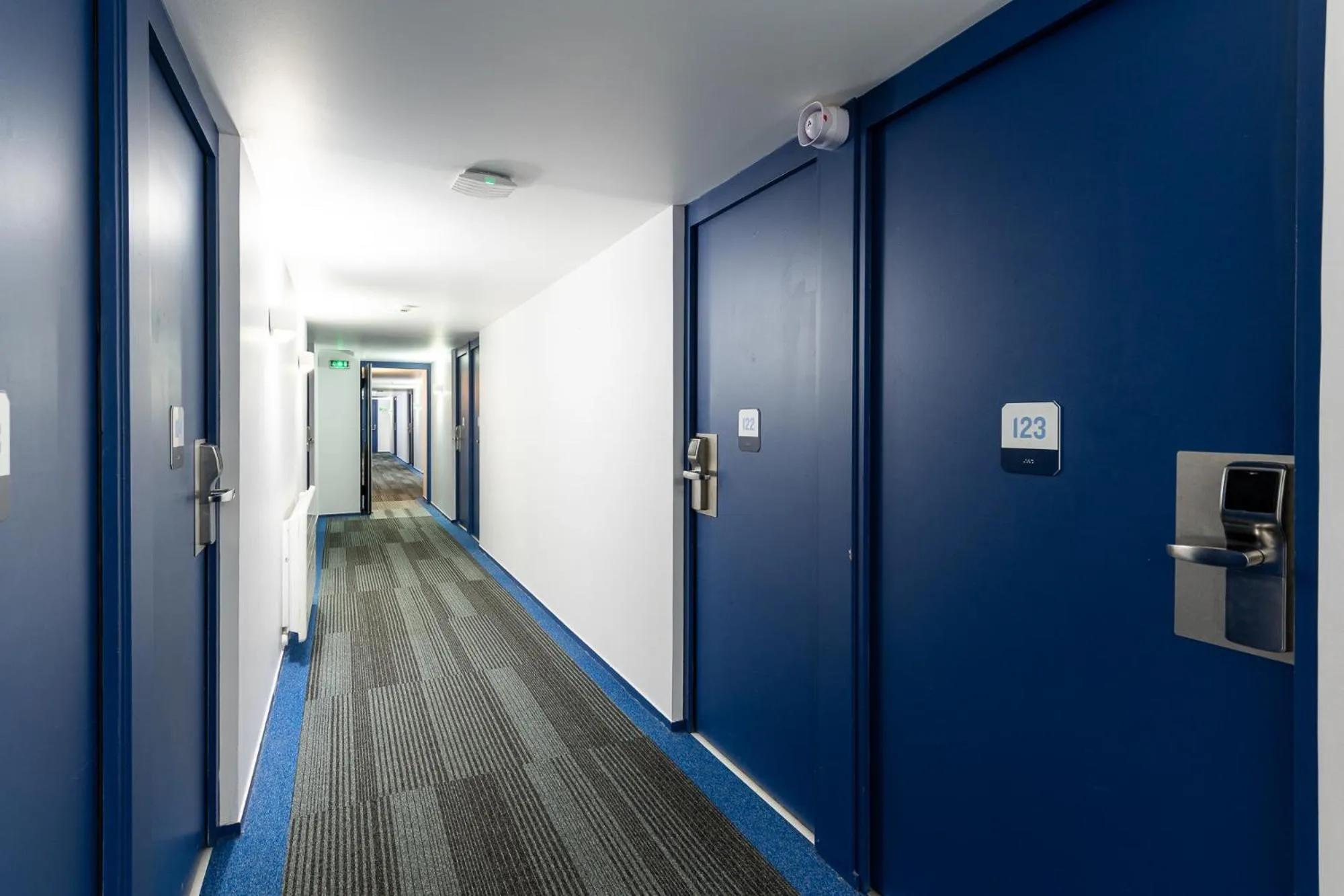 Property building in KYRIAD CREIL - Chantilly Nord