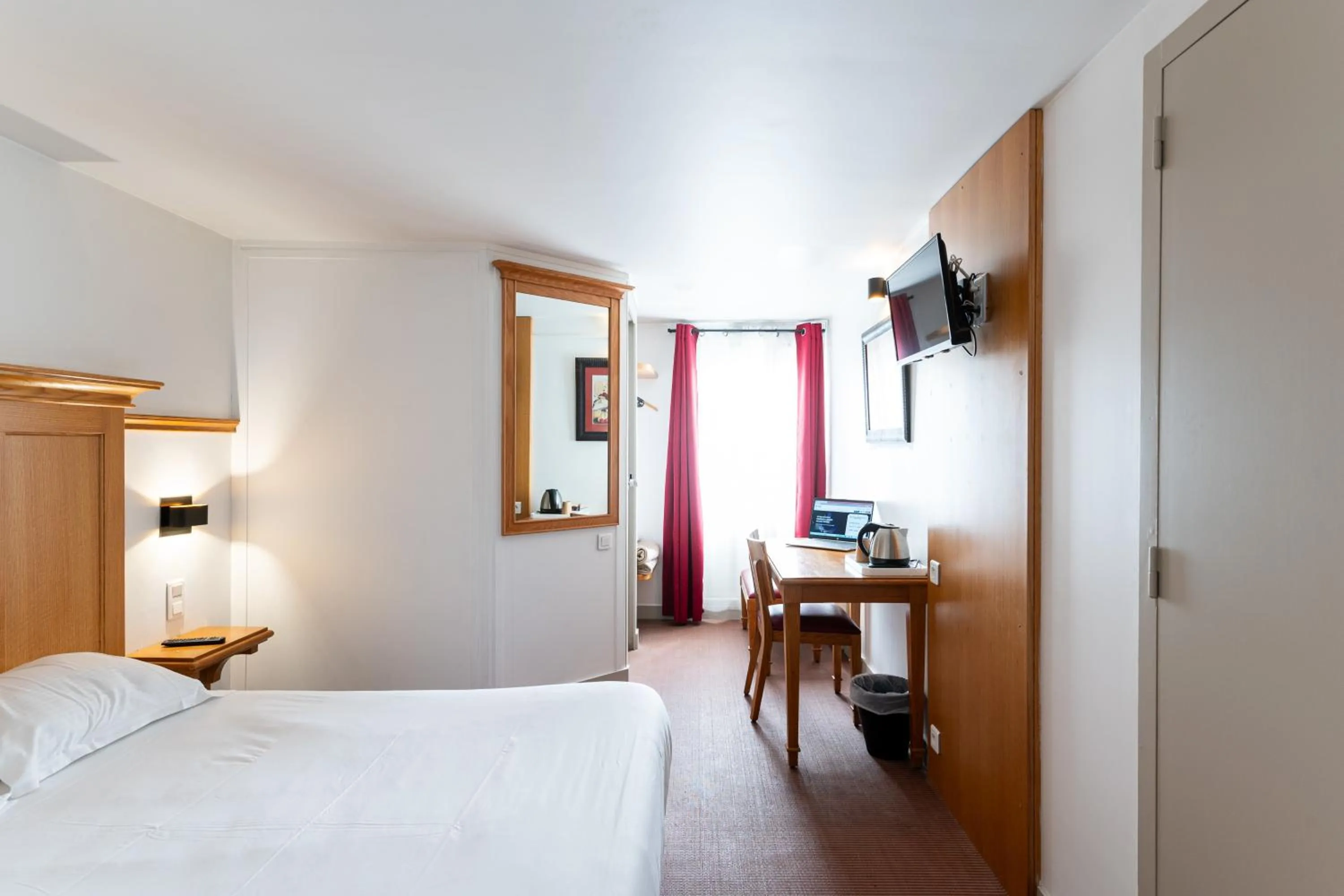 Property building, Bed in KYRIAD CREIL - Chantilly Nord