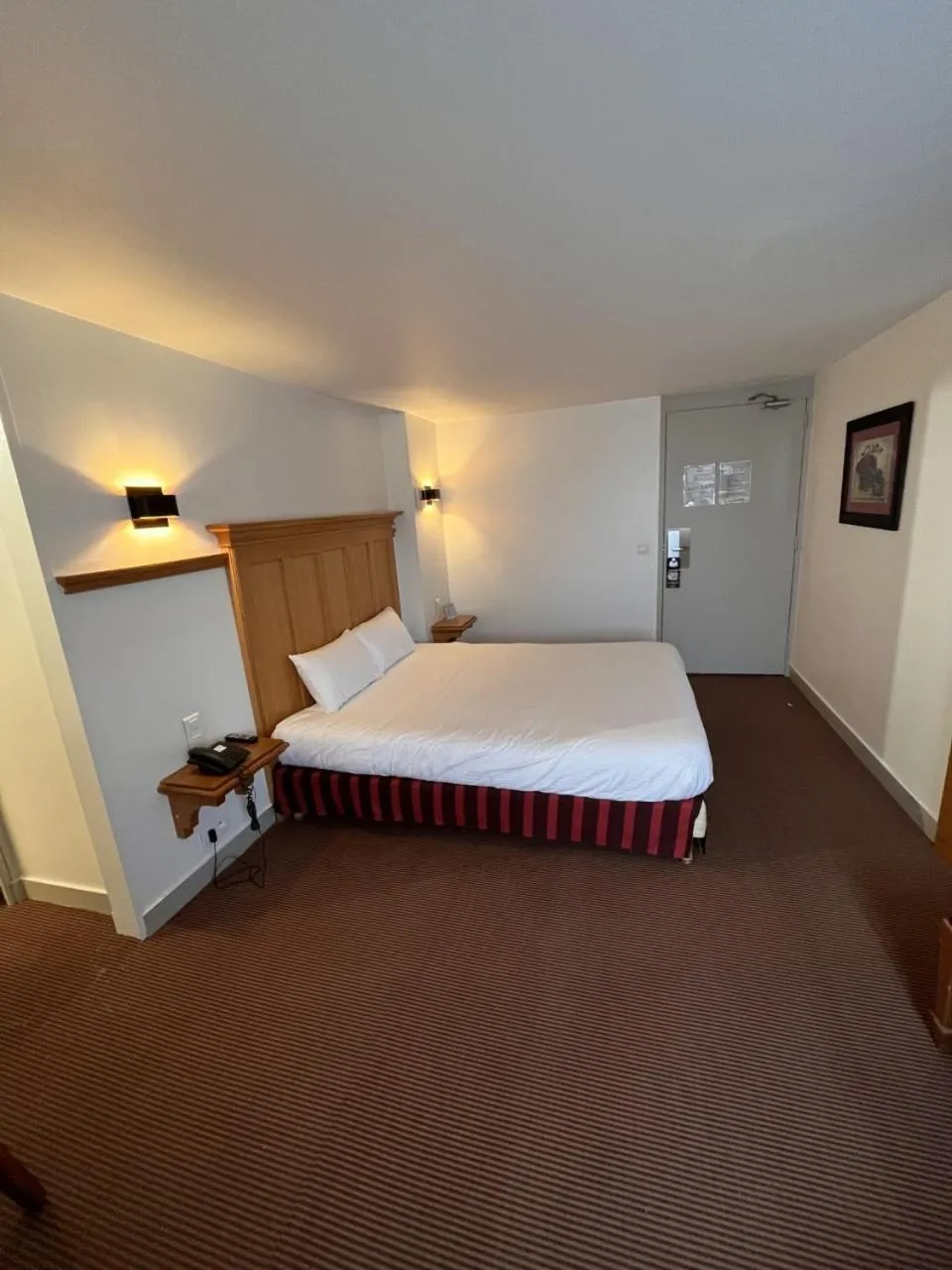 Property building, Bed in KYRIAD CREIL - Chantilly Nord