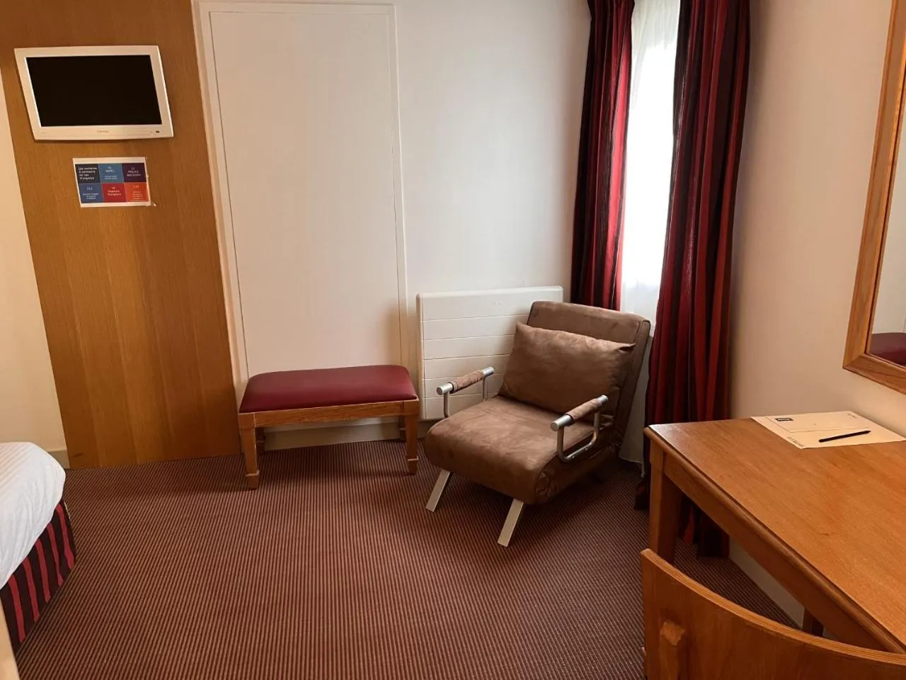 Property building, Bed in KYRIAD CREIL - Chantilly Nord