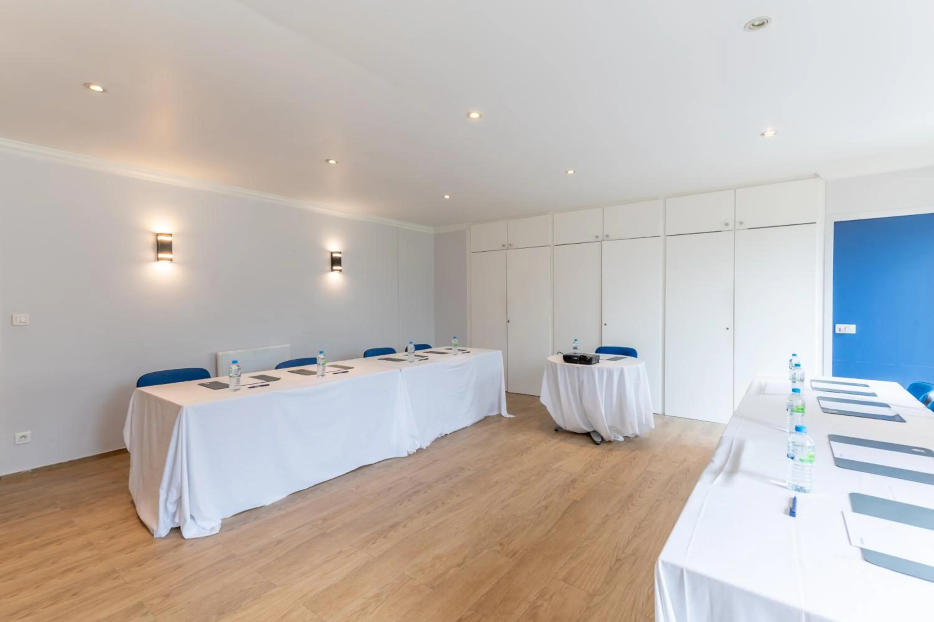 Meeting/conference room in KYRIAD CREIL - Chantilly Nord