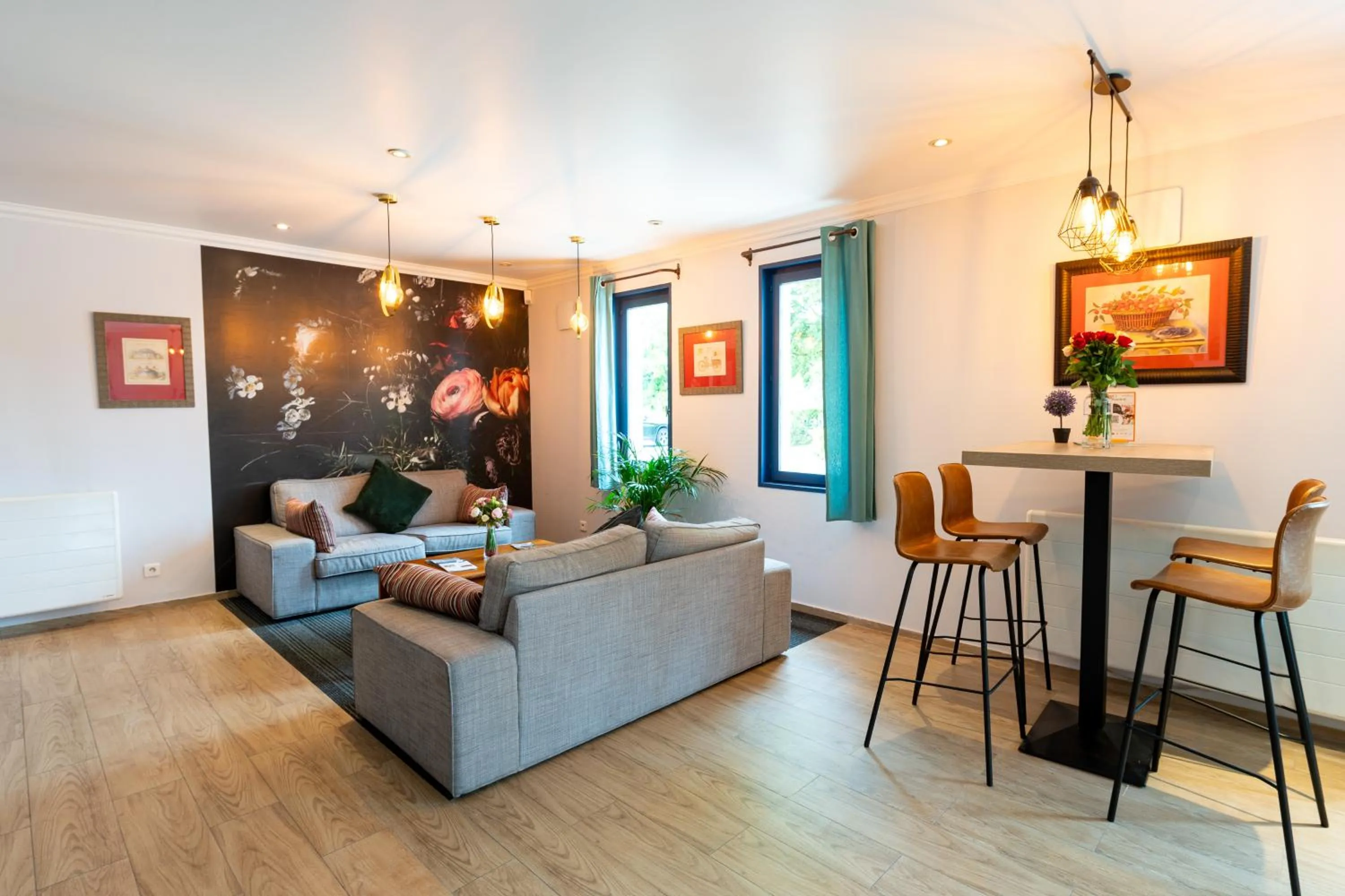 Property building in KYRIAD CREIL - Chantilly Nord