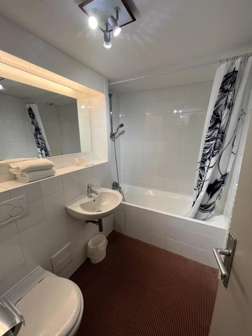 Bathroom in KYRIAD CREIL - Chantilly Nord