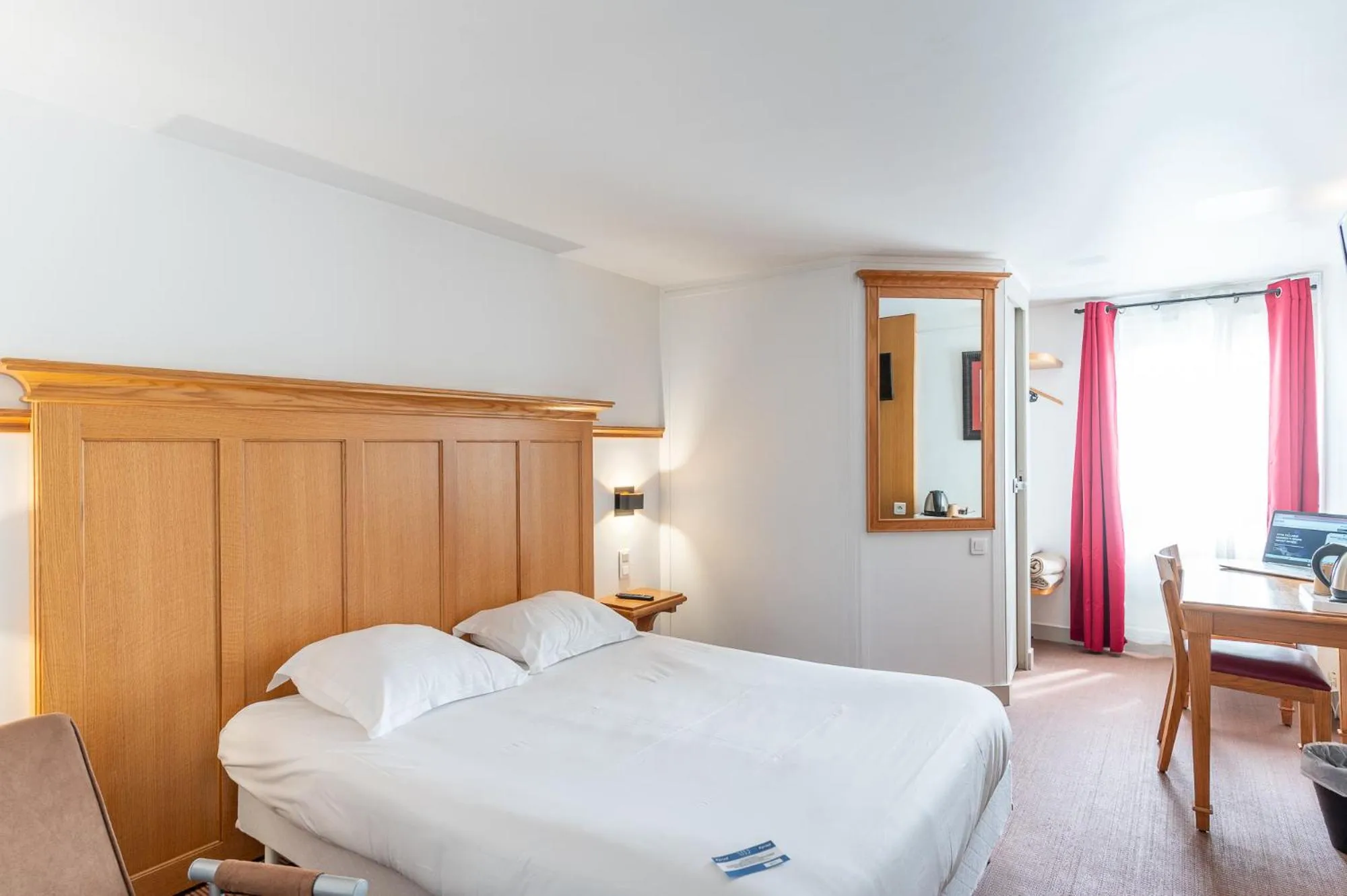 Property building, Bed in KYRIAD CREIL - Chantilly Nord