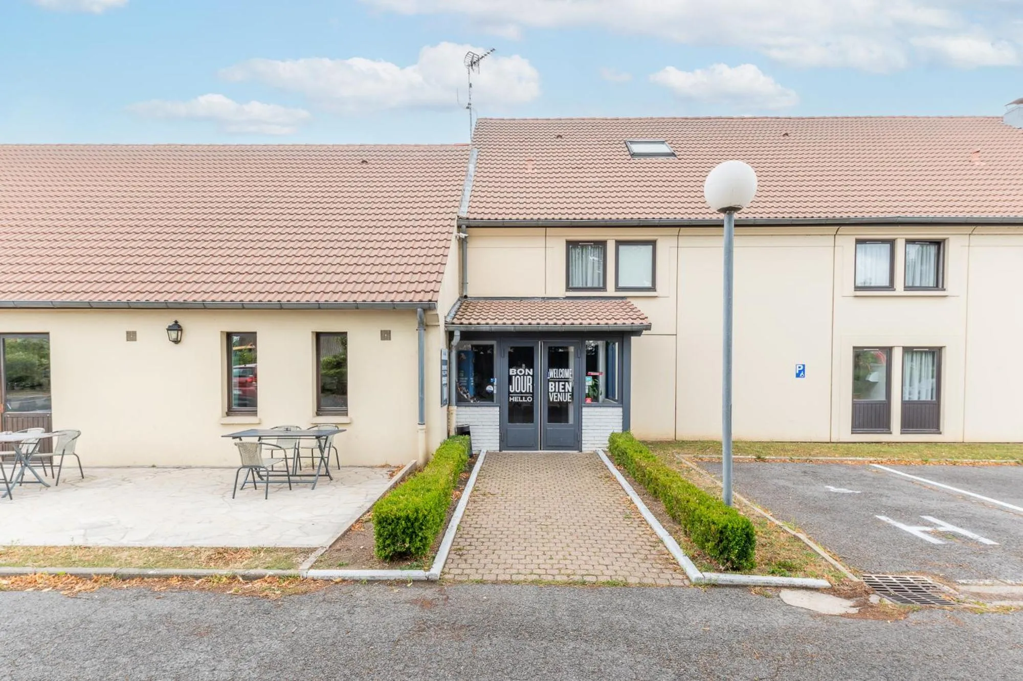 Property building in KYRIAD CREIL - Chantilly Nord