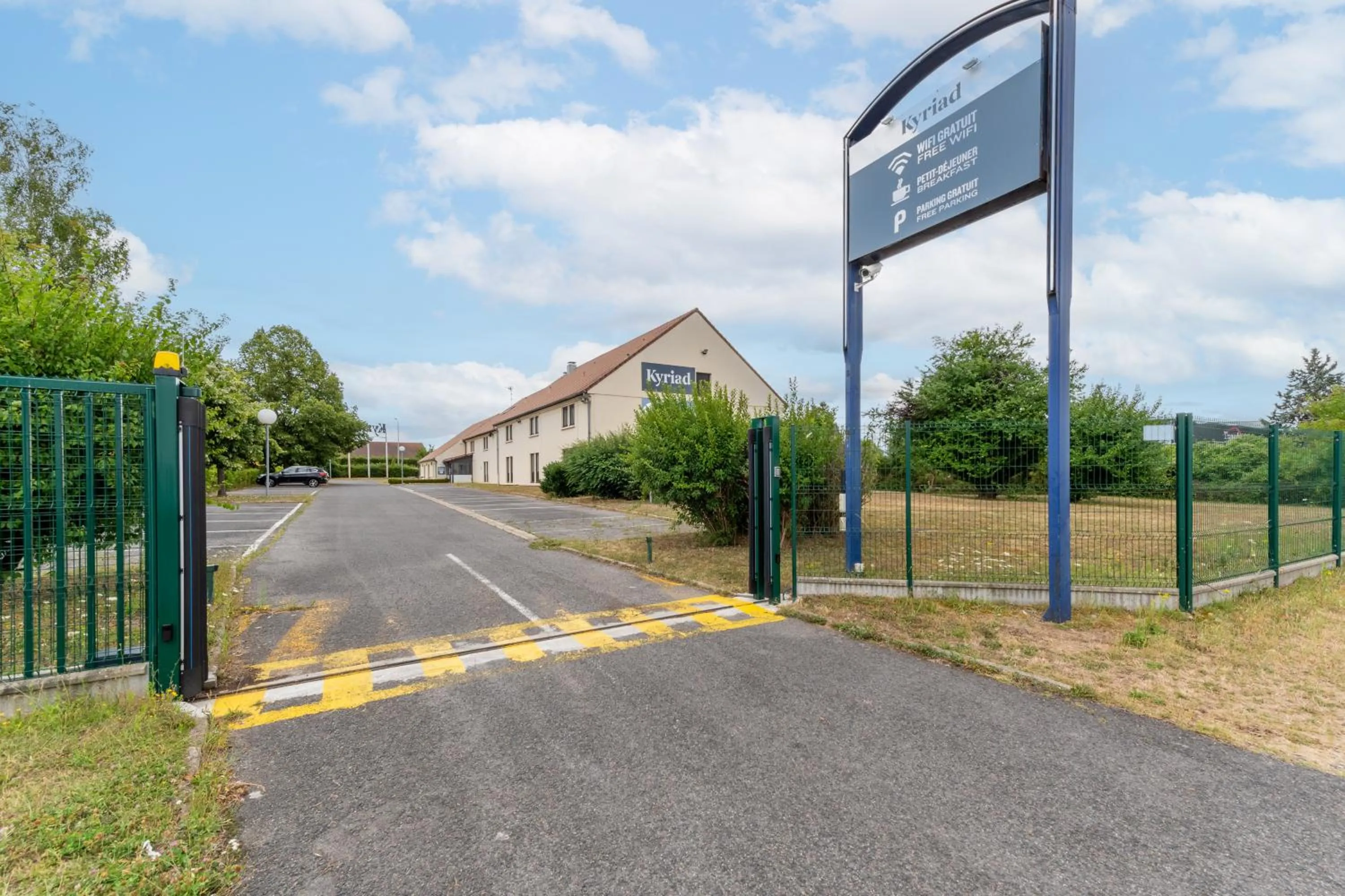 Property building in KYRIAD CREIL - Chantilly Nord