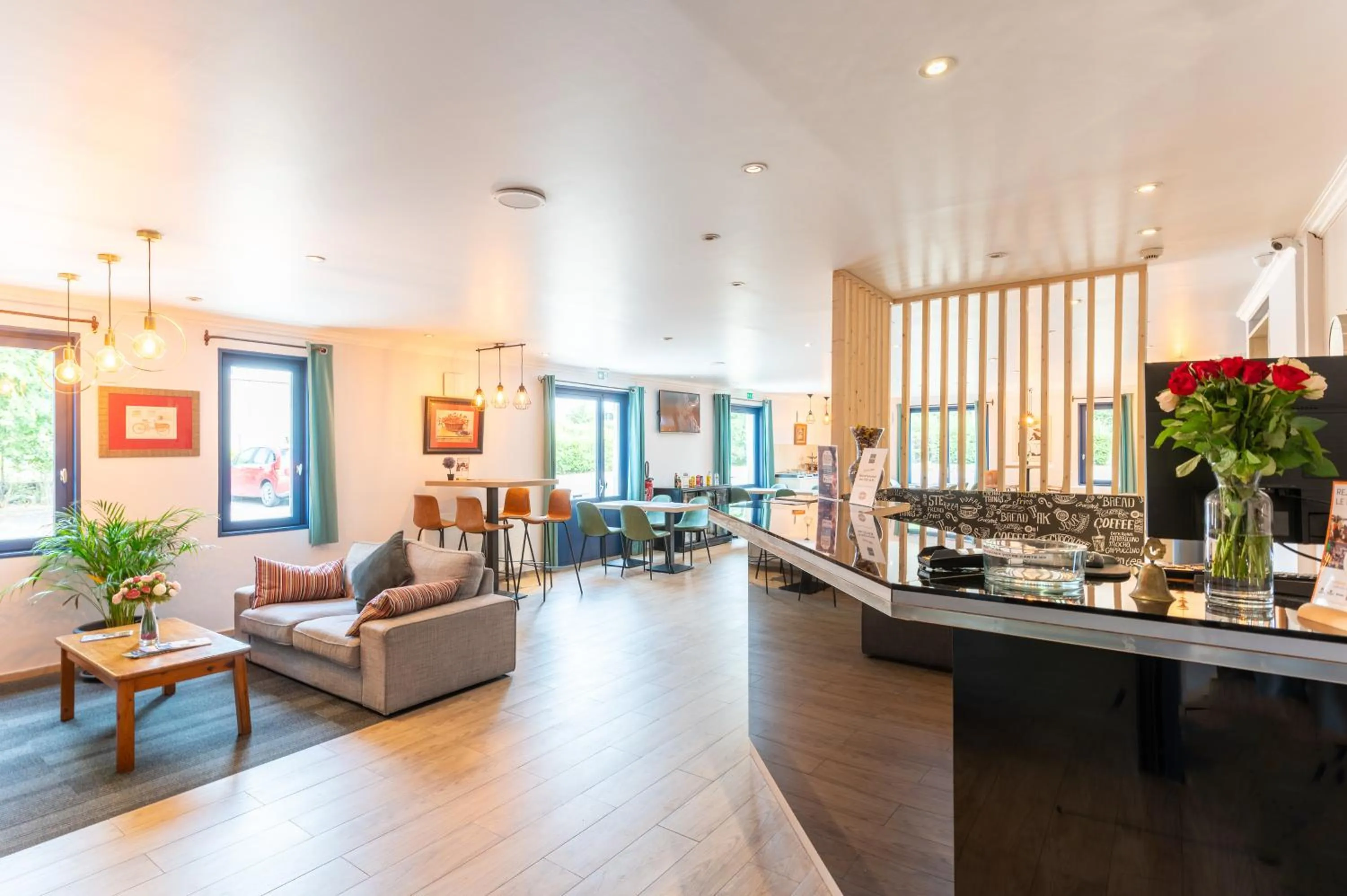 Seating area in KYRIAD CREIL - Chantilly Nord