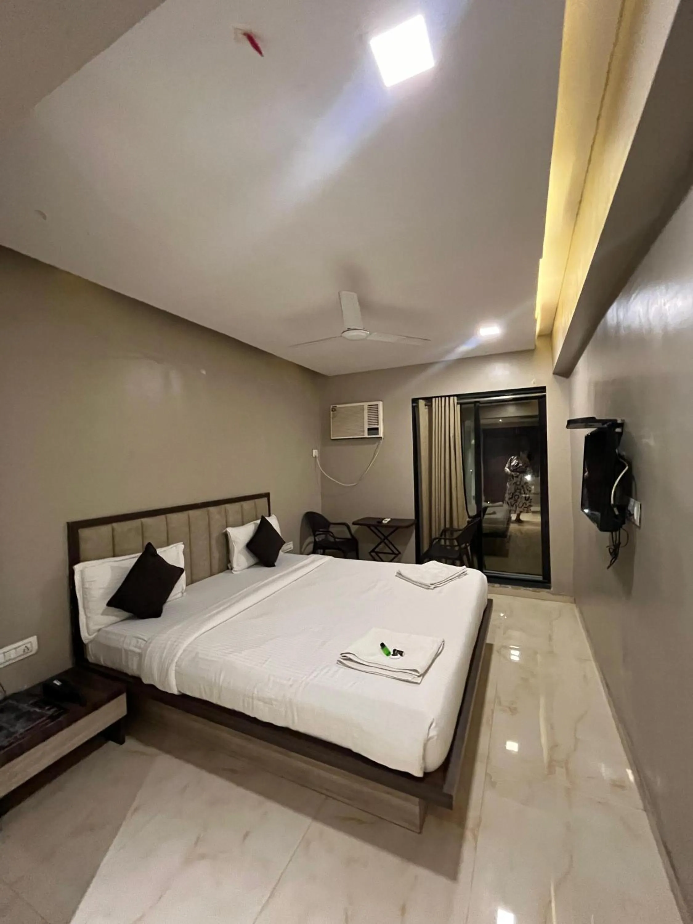 Bed in Hotel Merakee - Near Dahisar Mira Road Mumbai