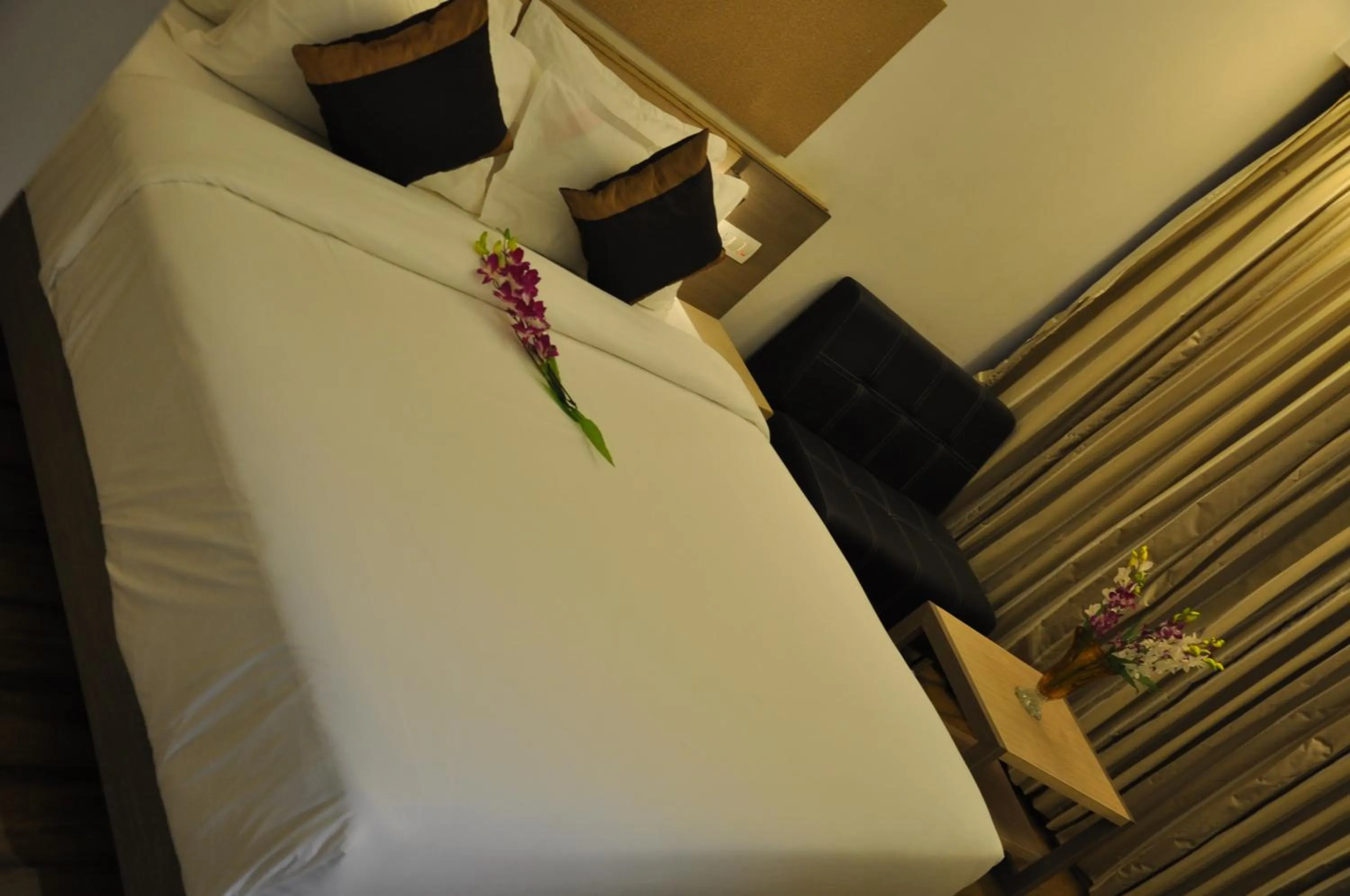 Bedroom, Bed in Pride Biznotel Manjusar Vadodara Near Sokhda Lake