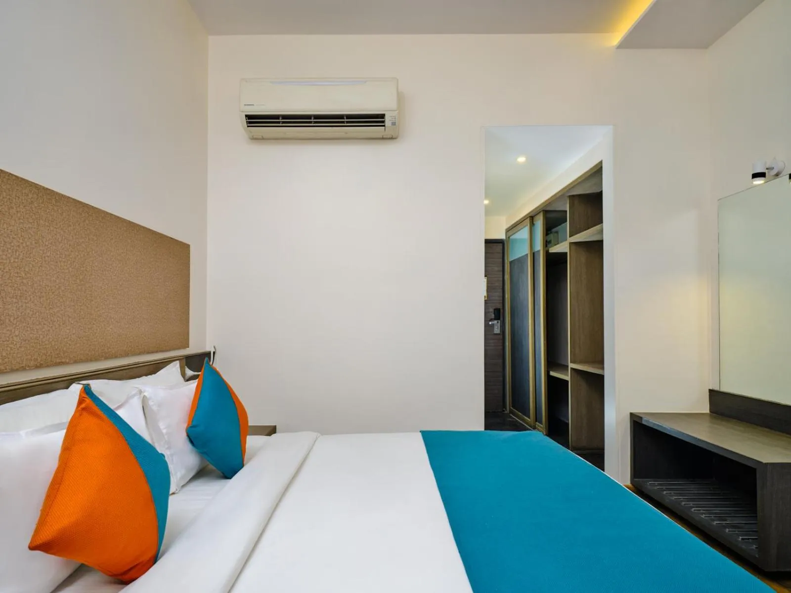 Bedroom, Bed in Pride Biznotel Manjusar Vadodara Near Sokhda Lake