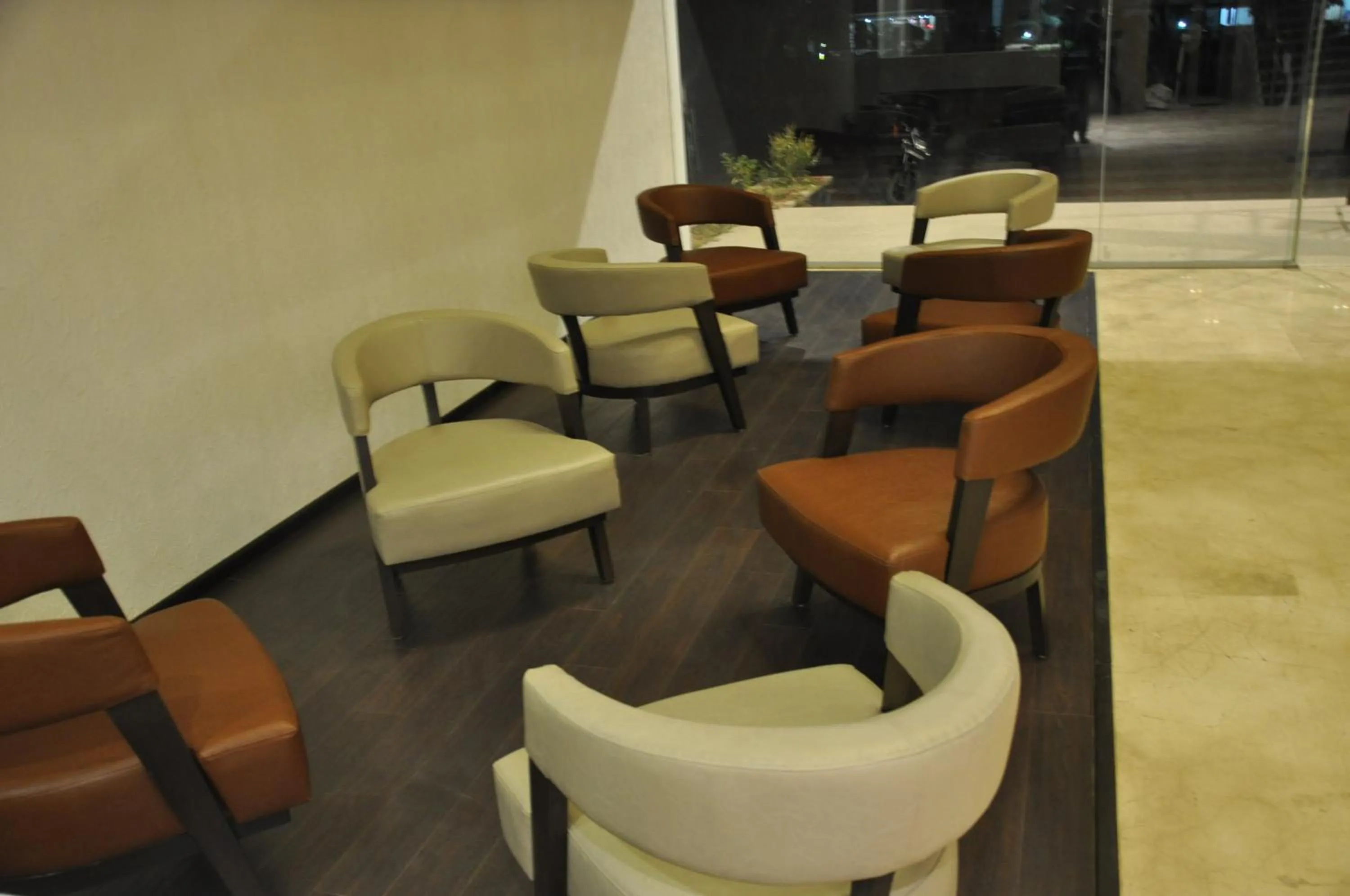 Lobby or reception in Pride Biznotel Manjusar Vadodara Near Sokhda Lake