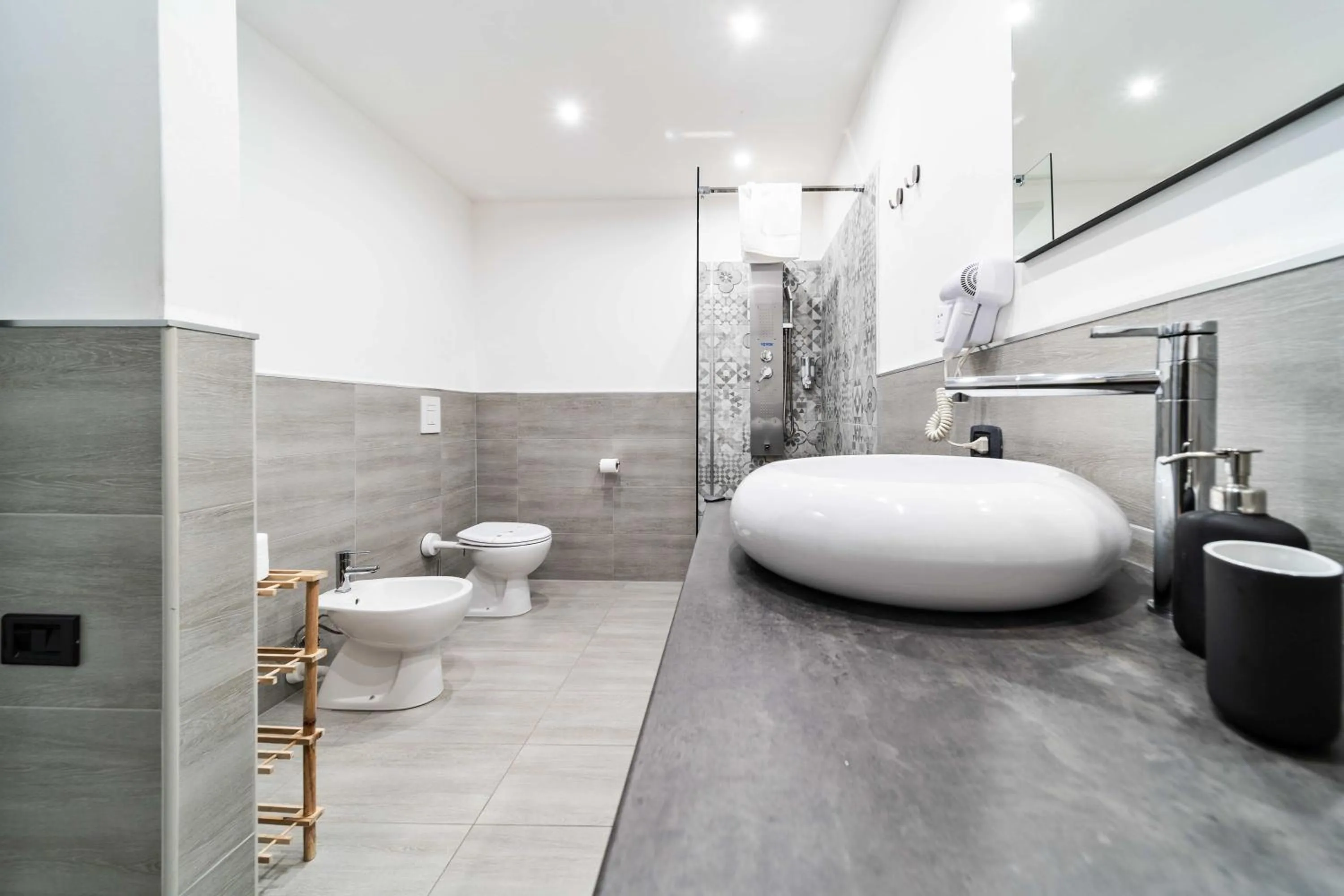 Shower in Dante 138 Class rooms & apartments