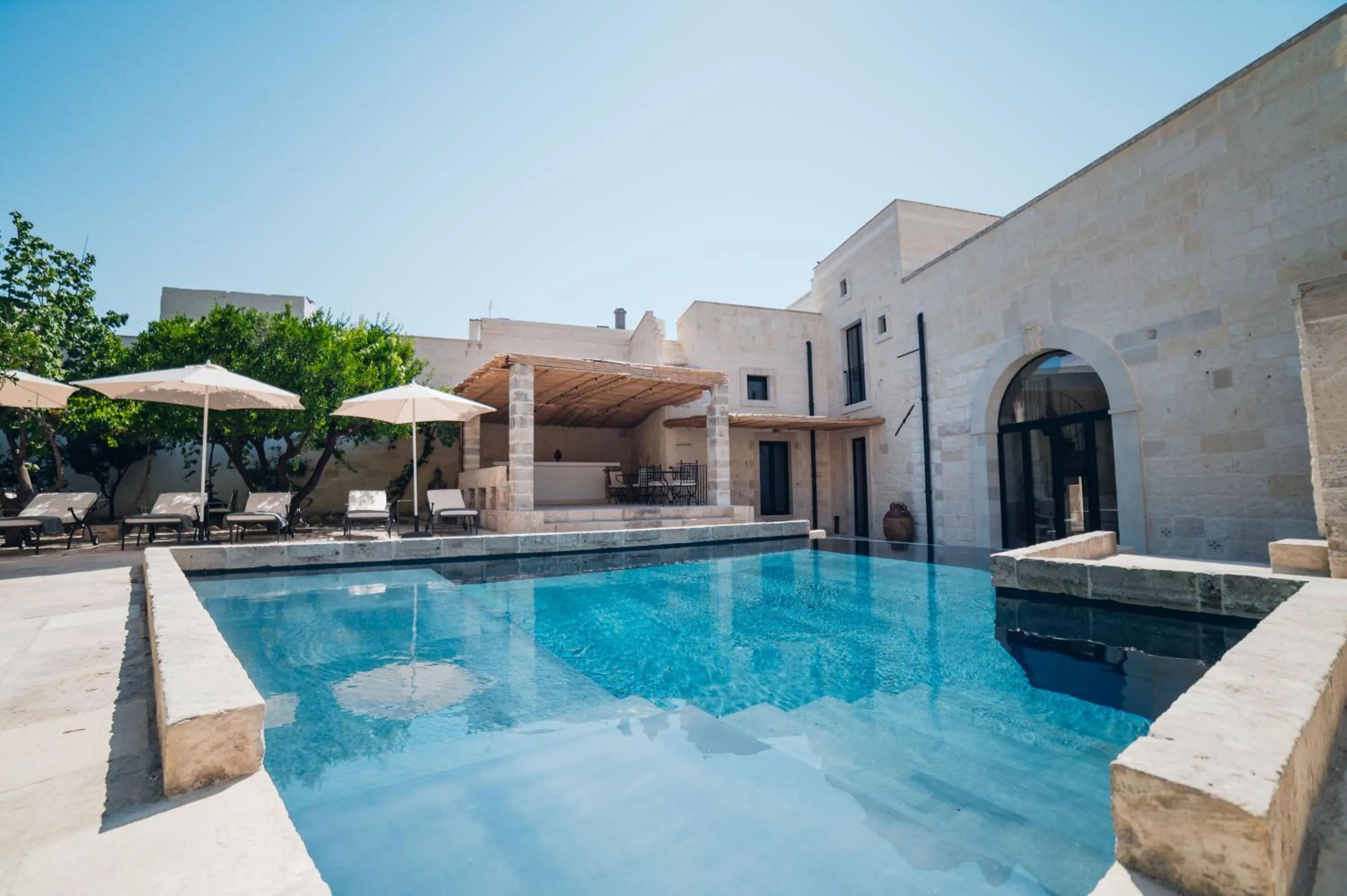 Swimming pool in Tenuta Tresca Suites - Dimora Storica
