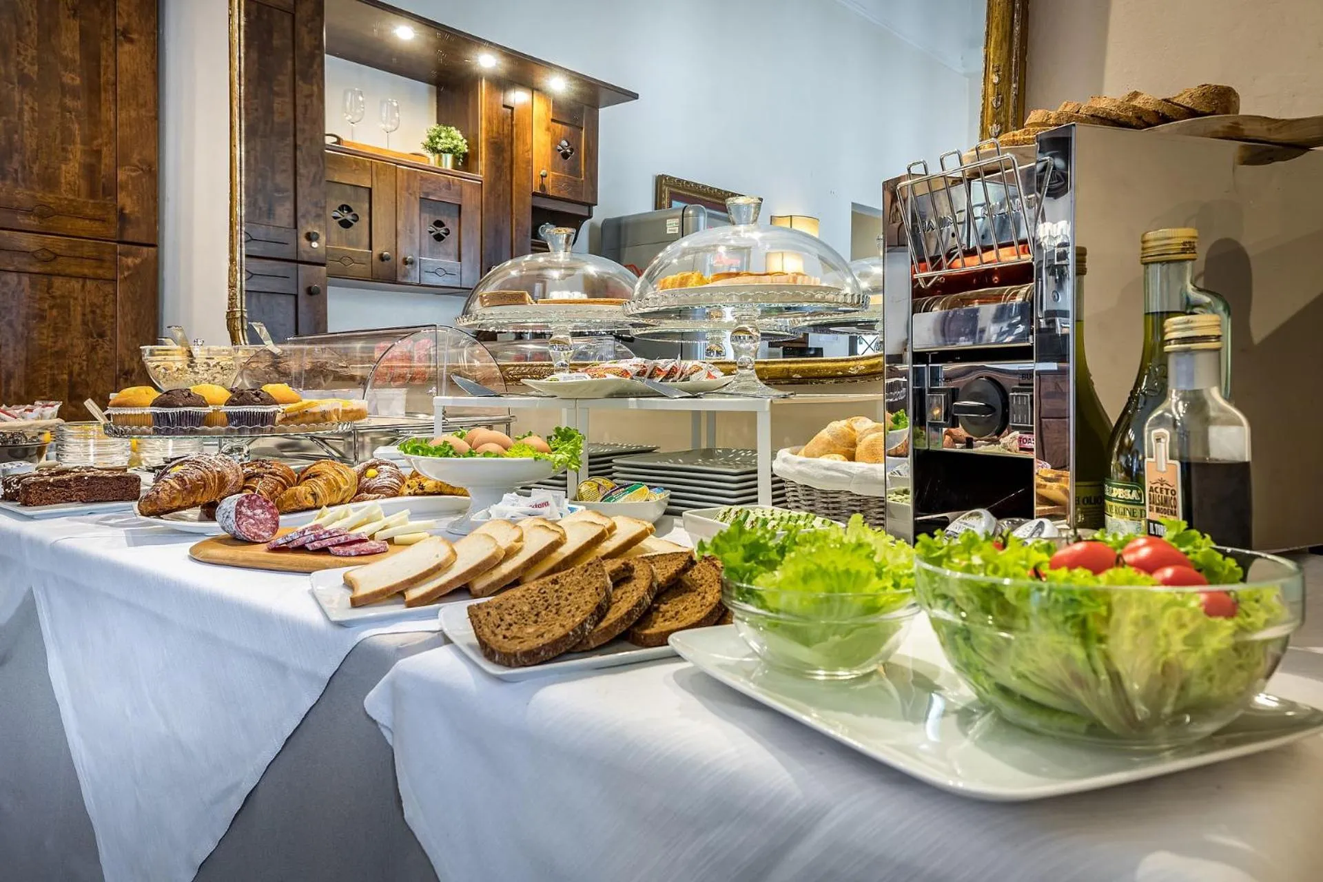 Food and drinks in Hotel Emma Small Luxury Hotel