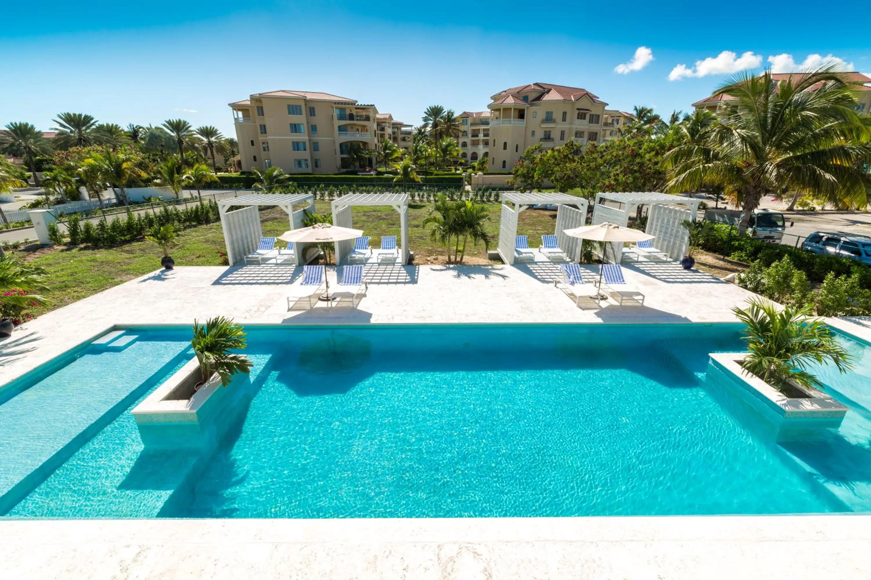 Swimming pool in The Tides, Grace Bay
