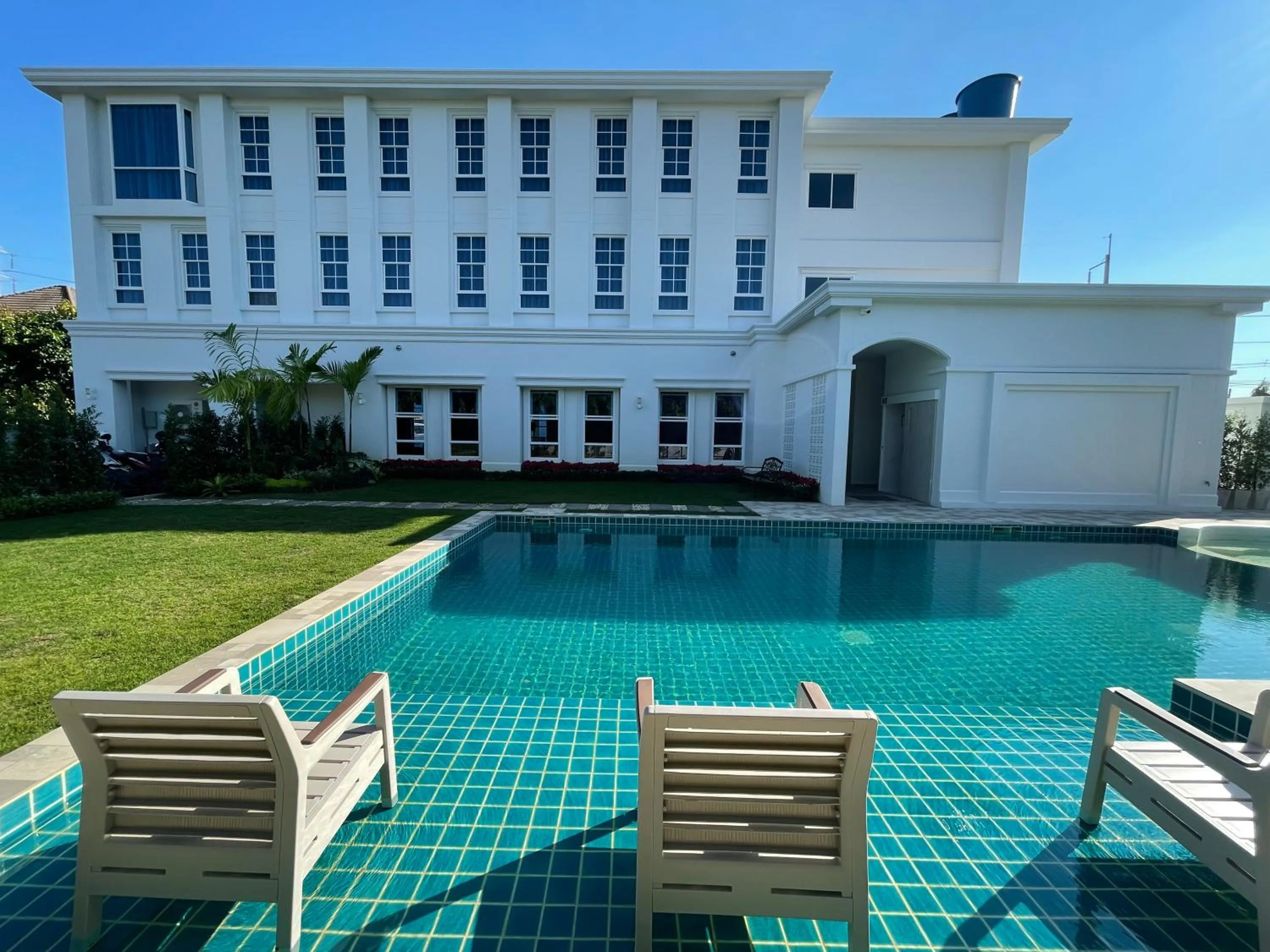 Swimming pool in Le Cannes Hotel