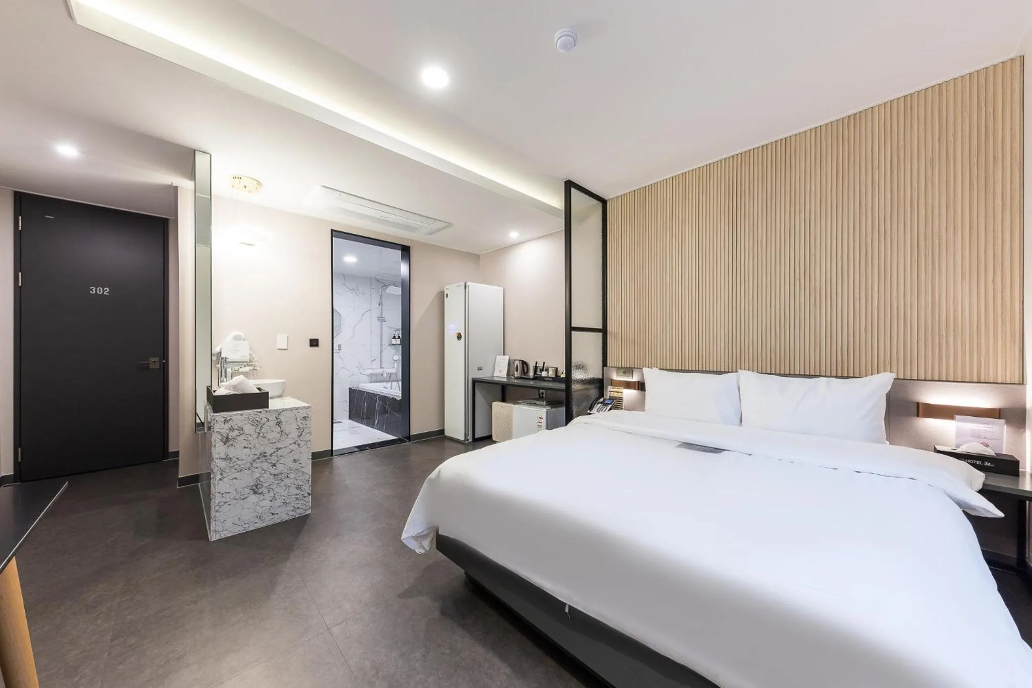 Photo of the whole room, Bed in Hotel 24st Prestige