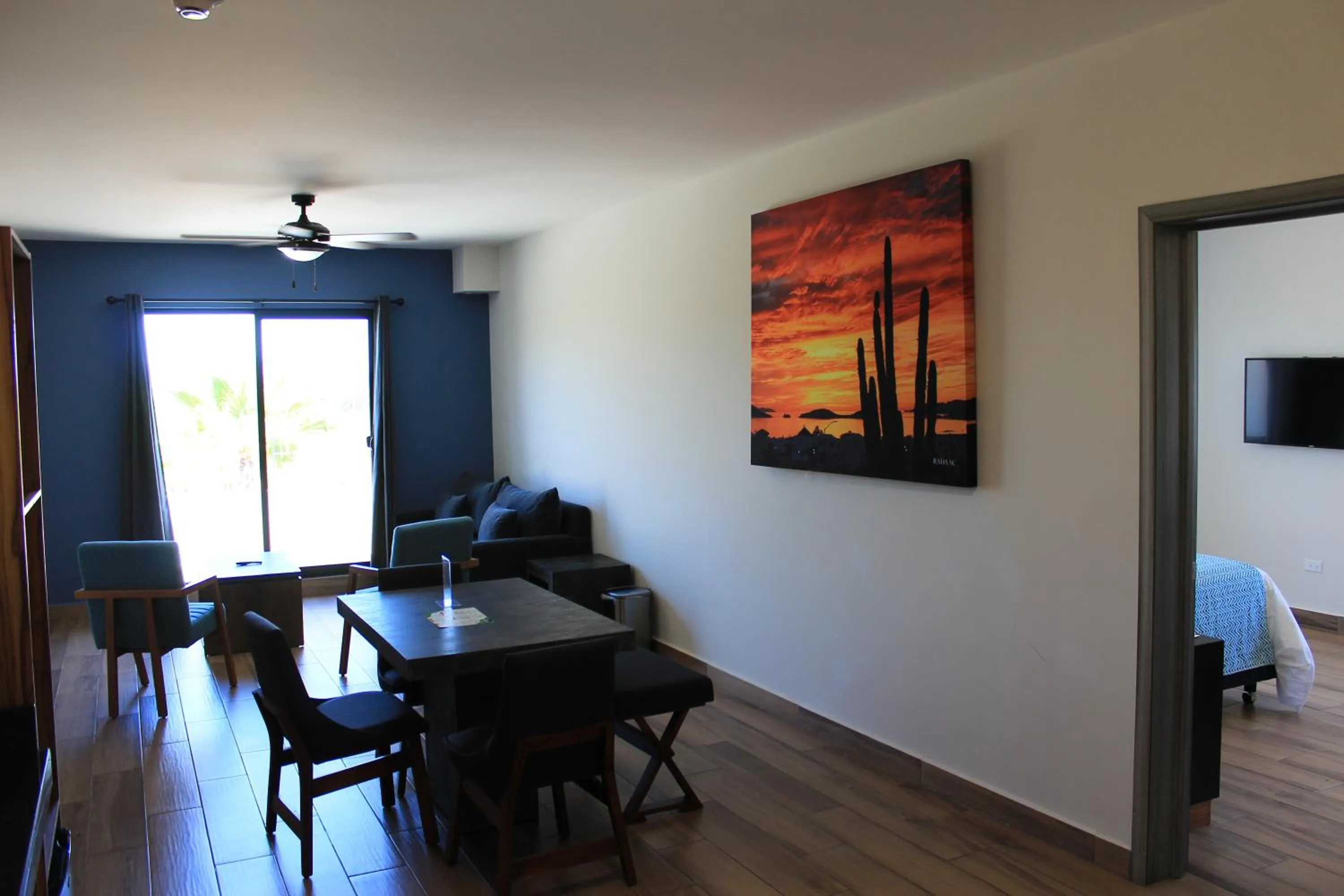 Communal lounge/ TV room in Sawari Hotel