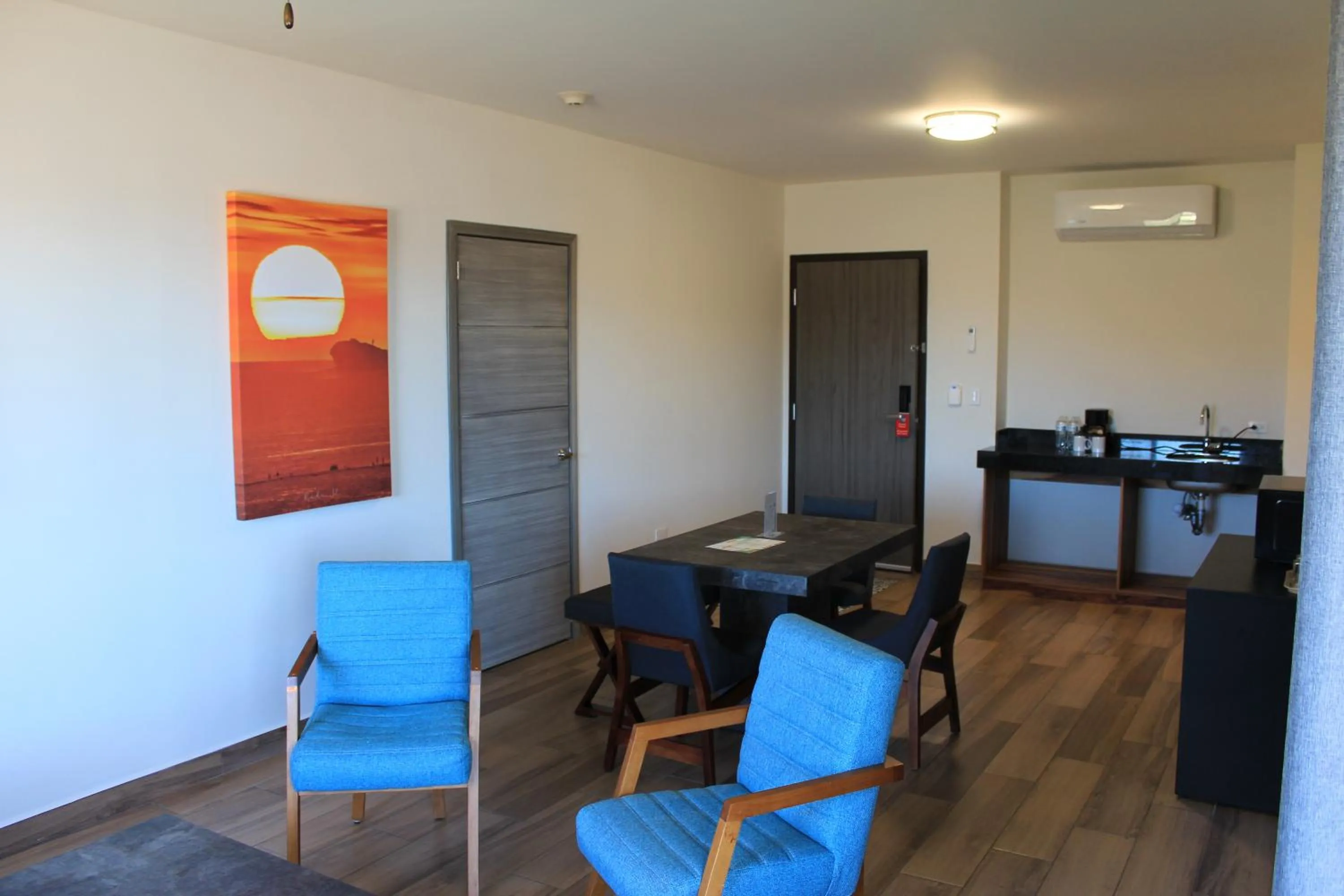 Kitchen or kitchenette in Sawari Hotel