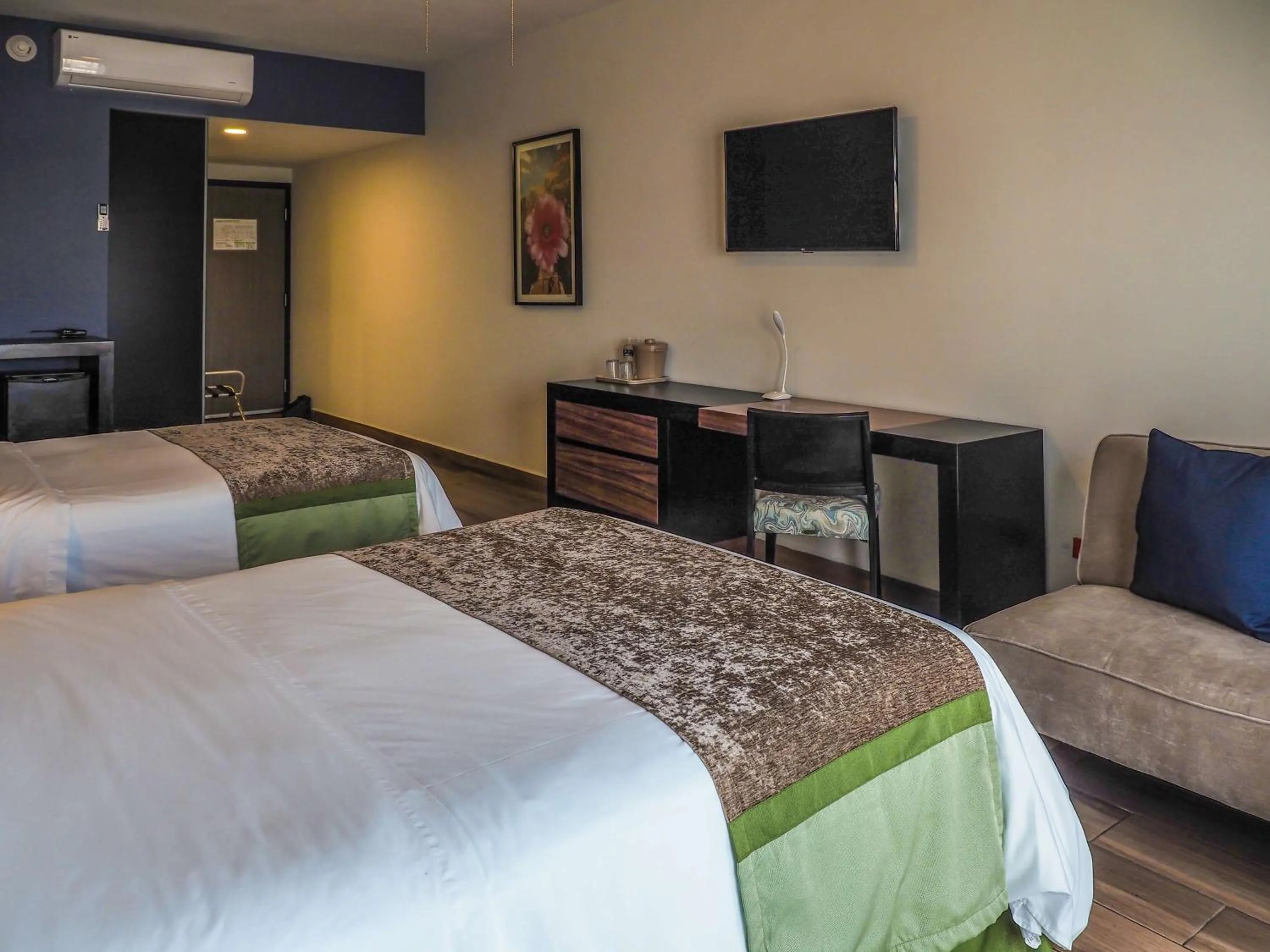 TV and multimedia, Bed in Sawari Hotel