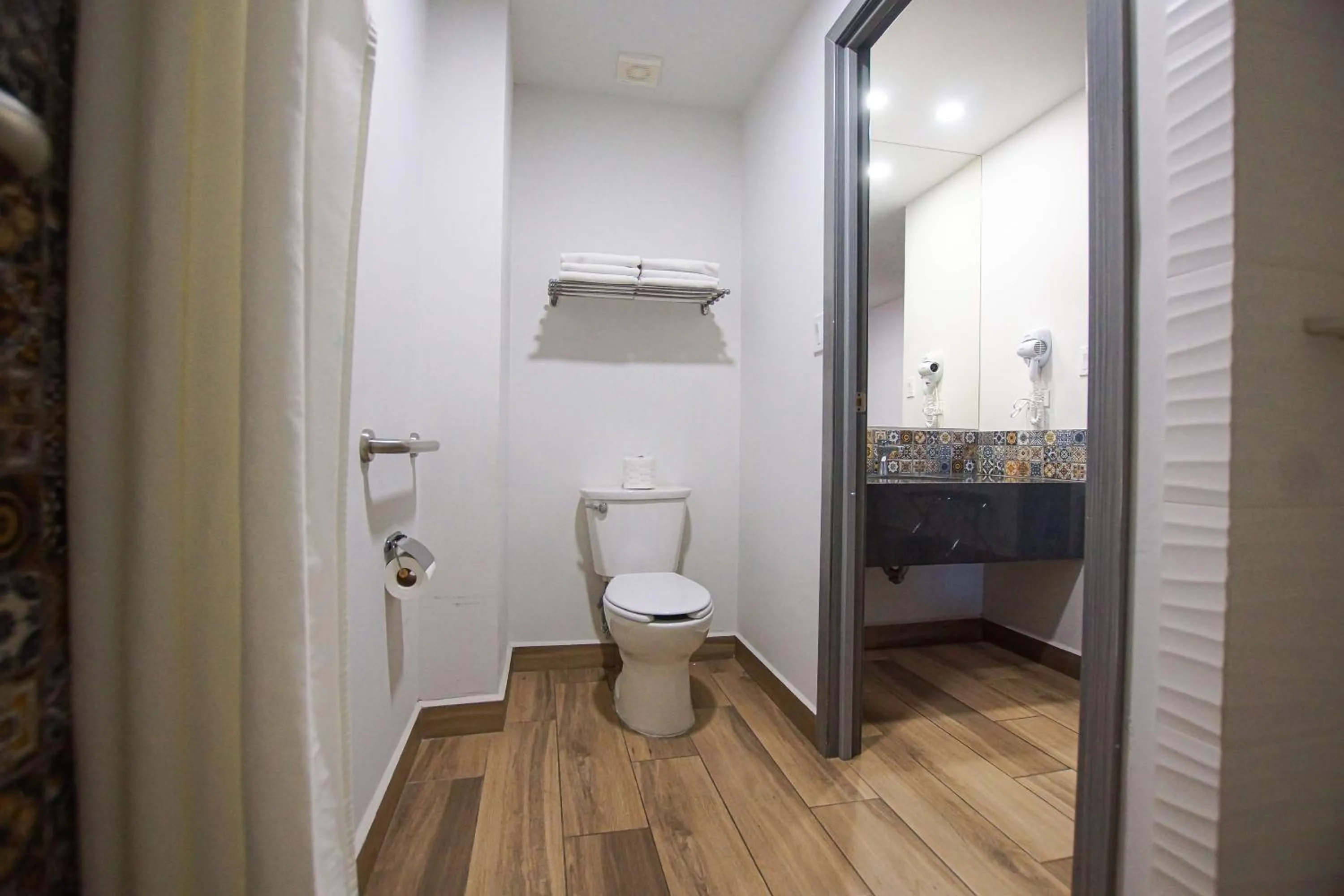 Bathroom in Sawari Hotel