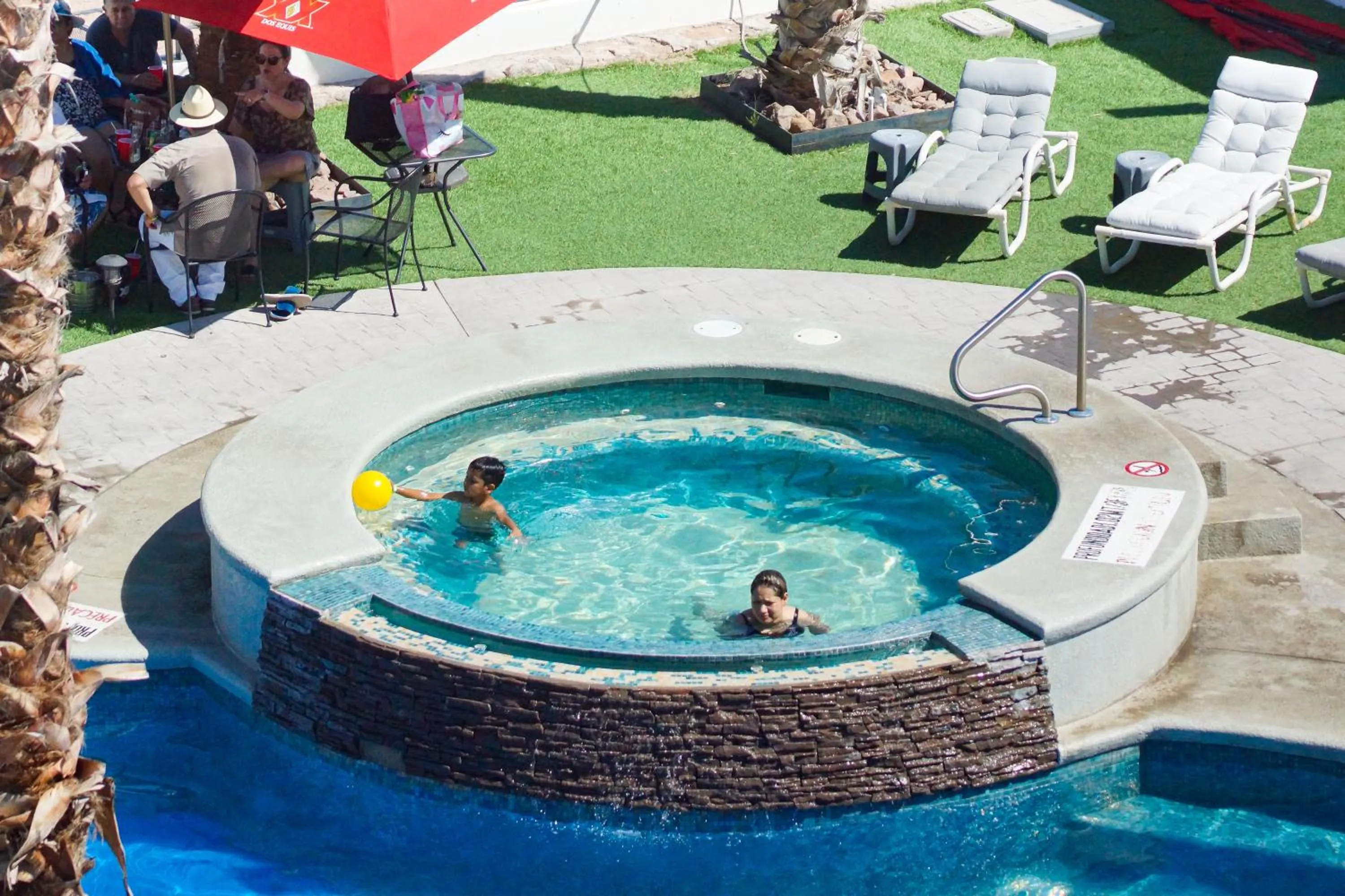 Swimming pool in Sawari Hotel