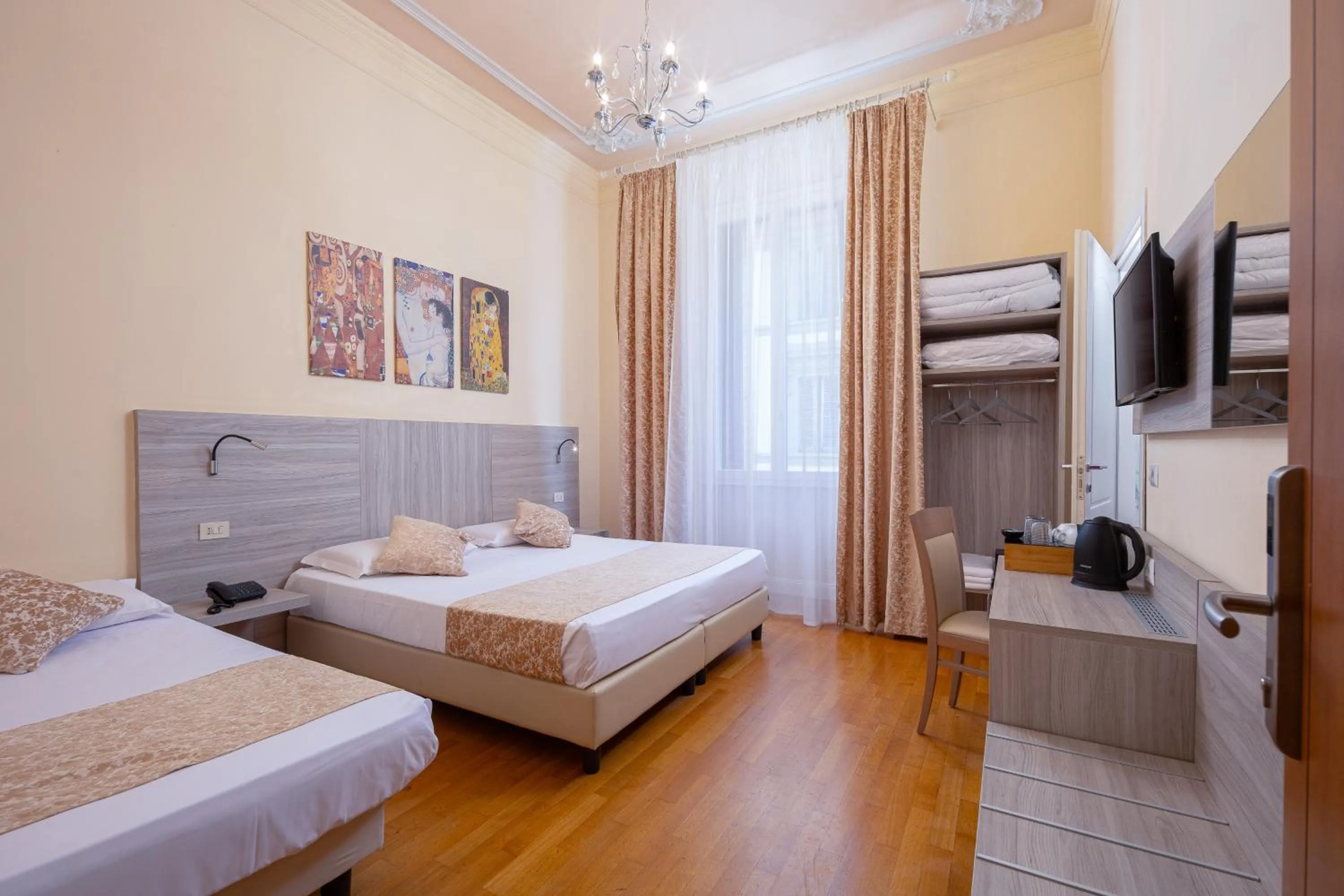 TV and multimedia, Bed in Lilium Hotel