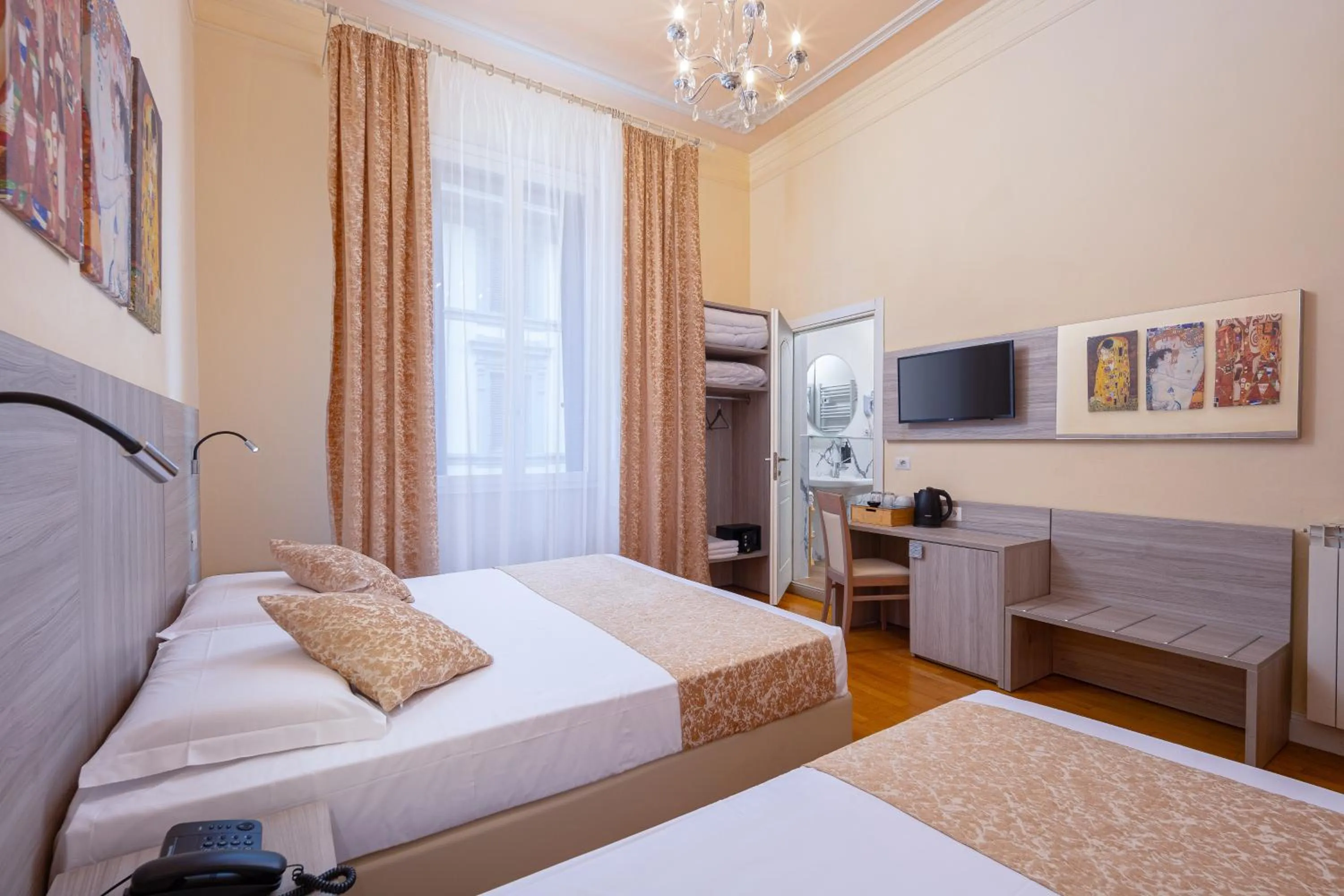 TV and multimedia, Bed in Lilium Hotel