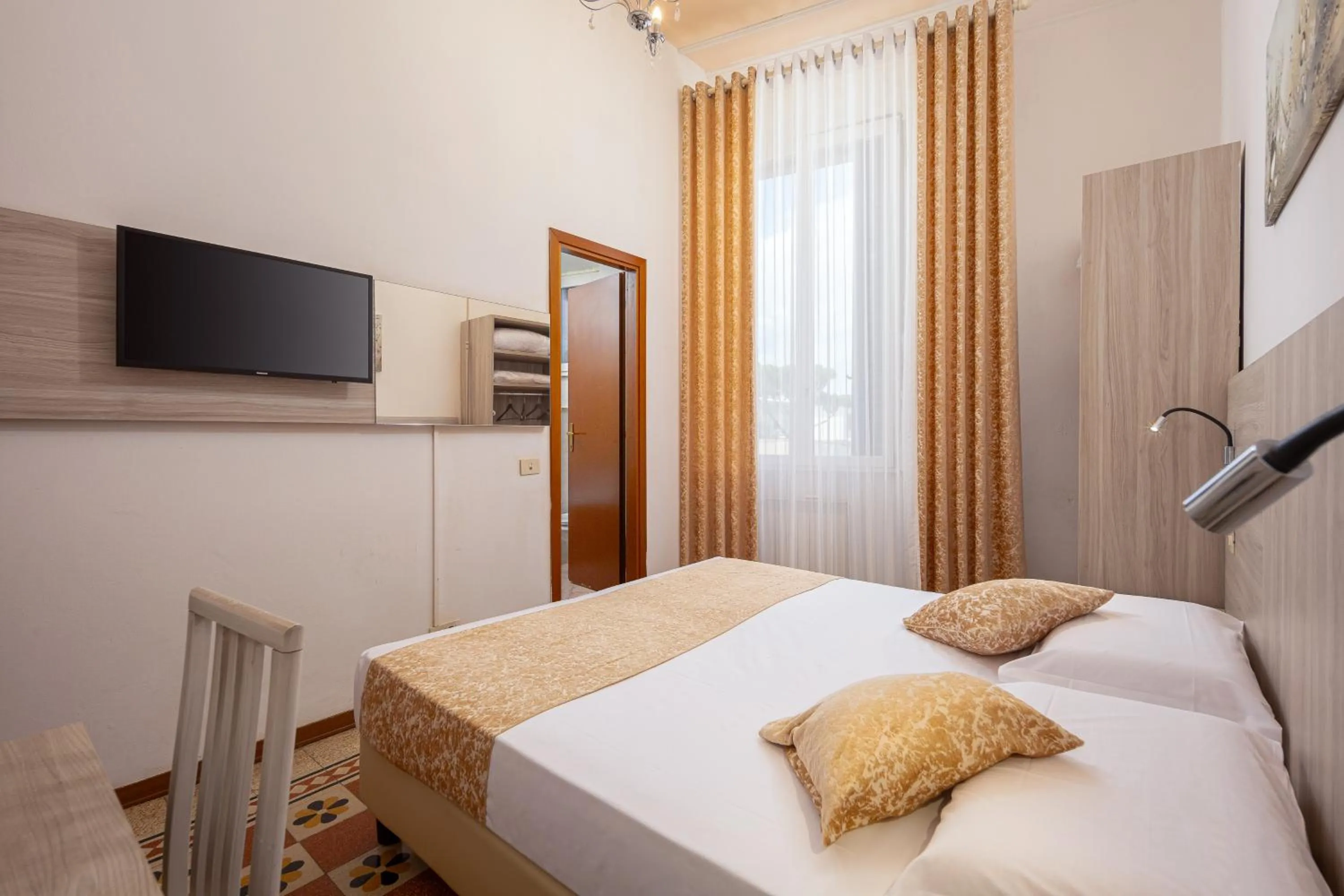 TV and multimedia, Bed in Lilium Hotel