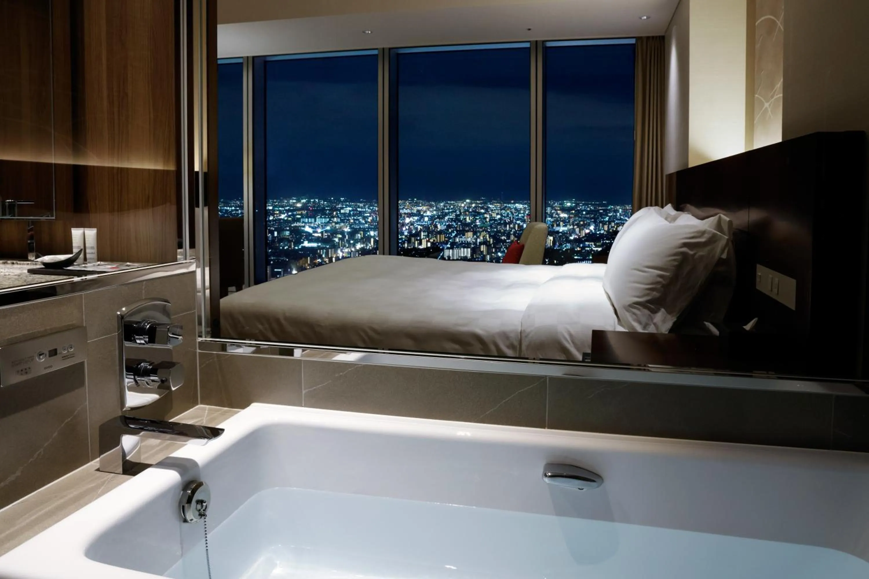 Bath, Bed in Osaka Marriott Miyako Hotel