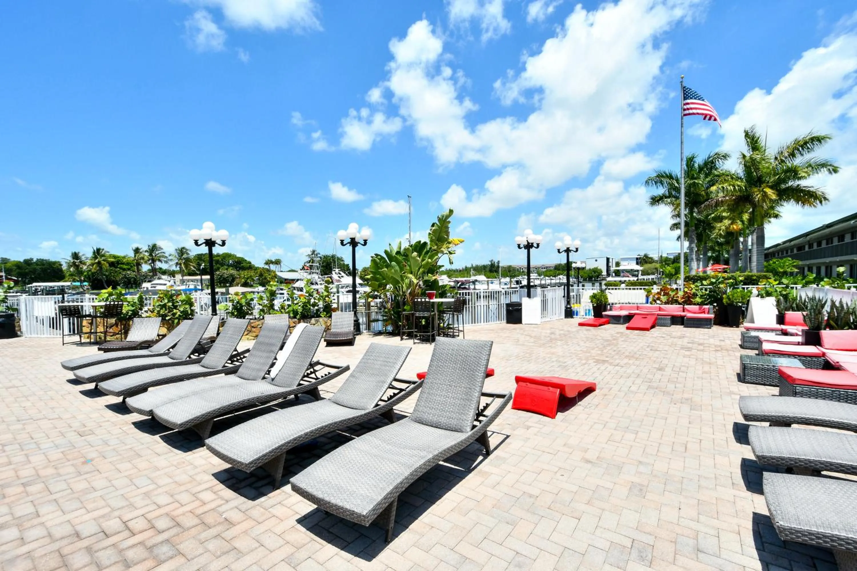 Room 127 - Waterfront, Heated Pool, Huge TV, Tiki Bar & Grill