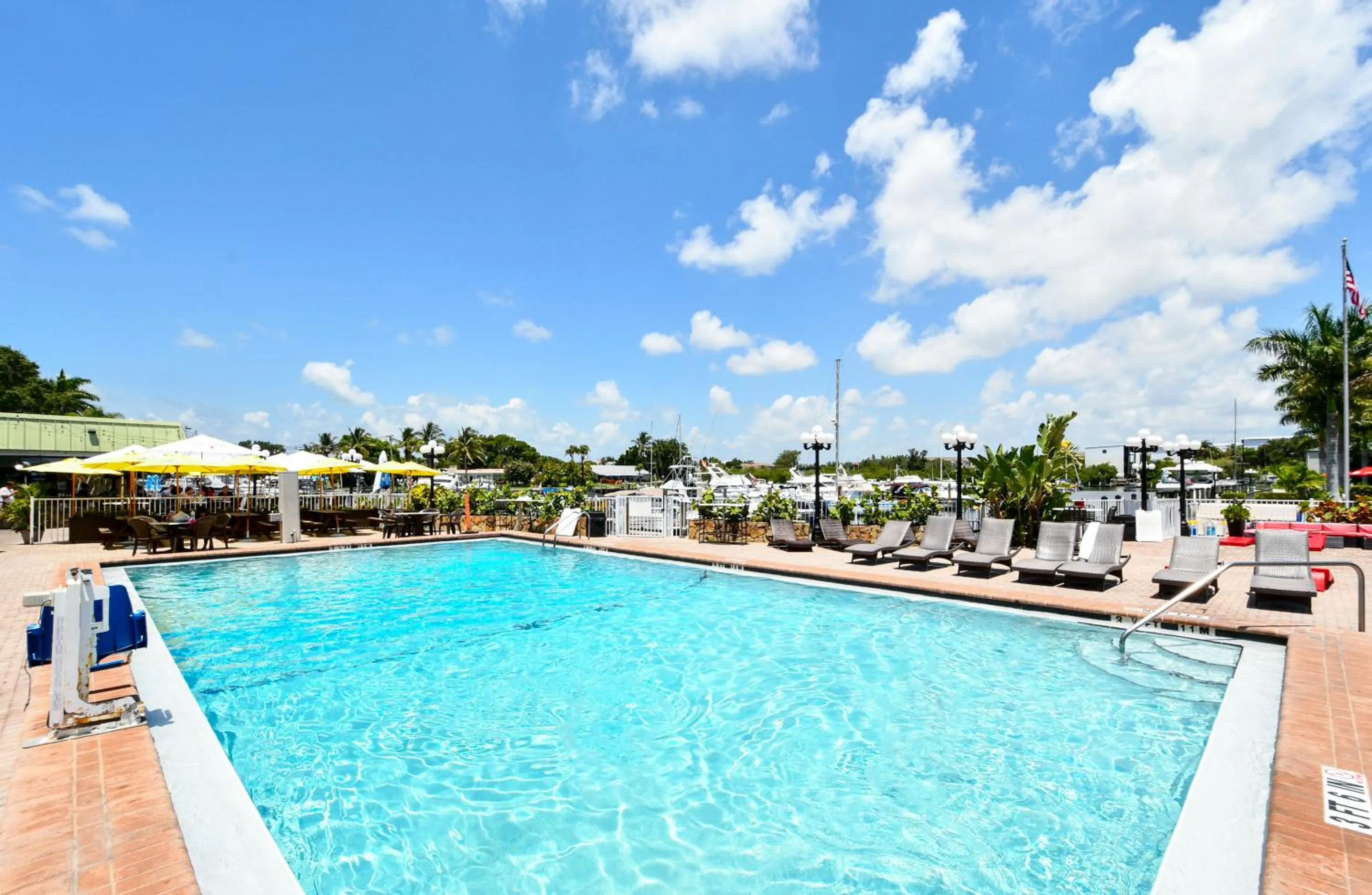 Room 127 - Waterfront, Heated Pool, Huge TV, Tiki Bar & Grill