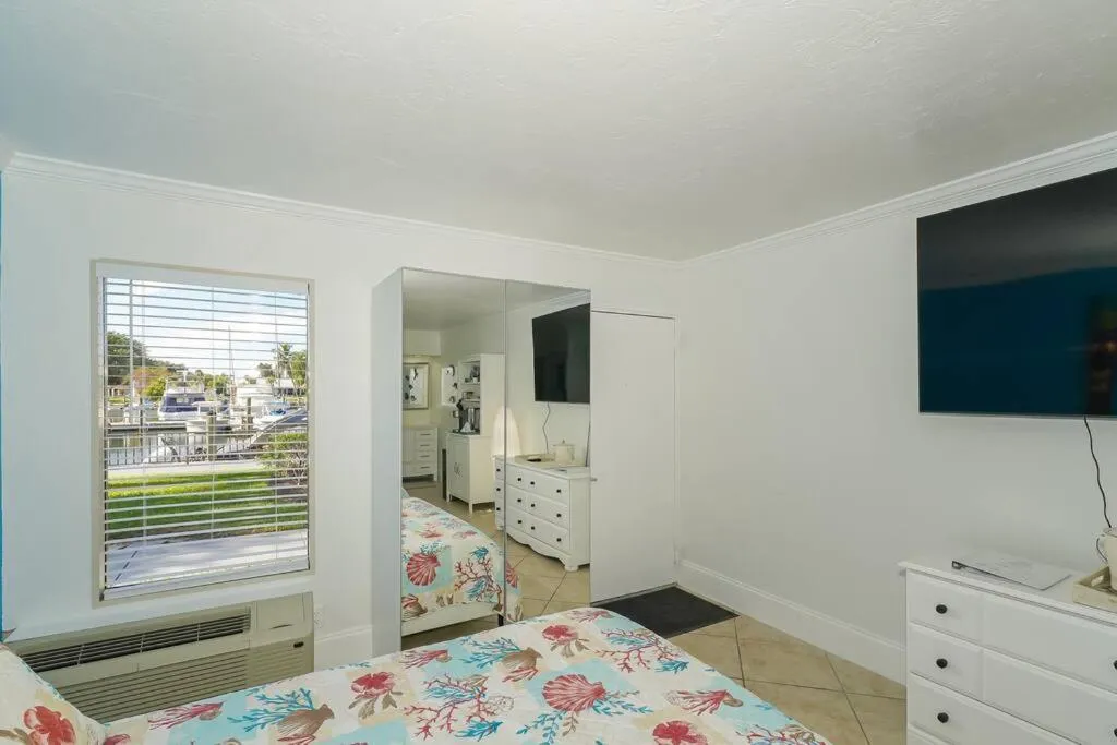 Bed in Room 127 - Waterfront, Heated Pool, Huge TV, Tiki Bar & Grill