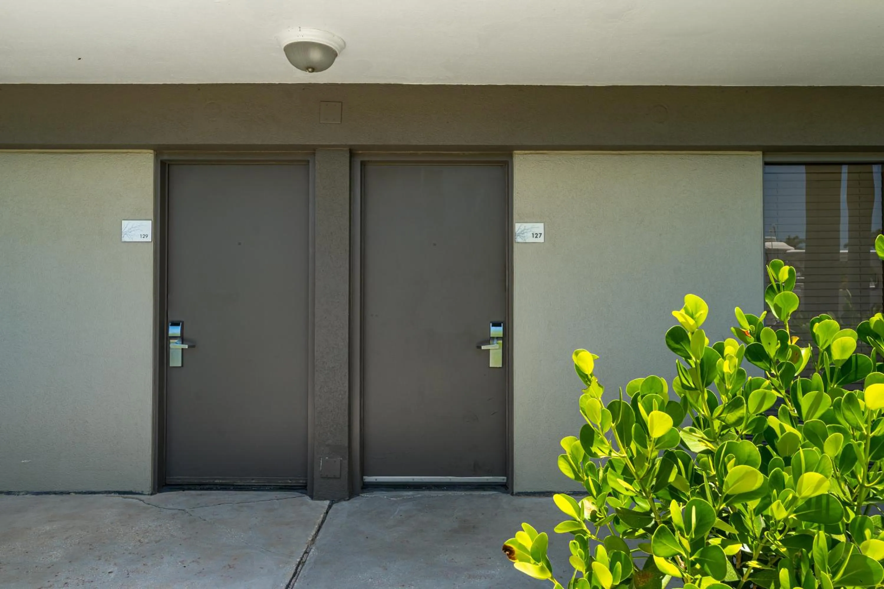 Room 127 - Waterfront, Heated Pool, Huge TV, Tiki Bar & Grill