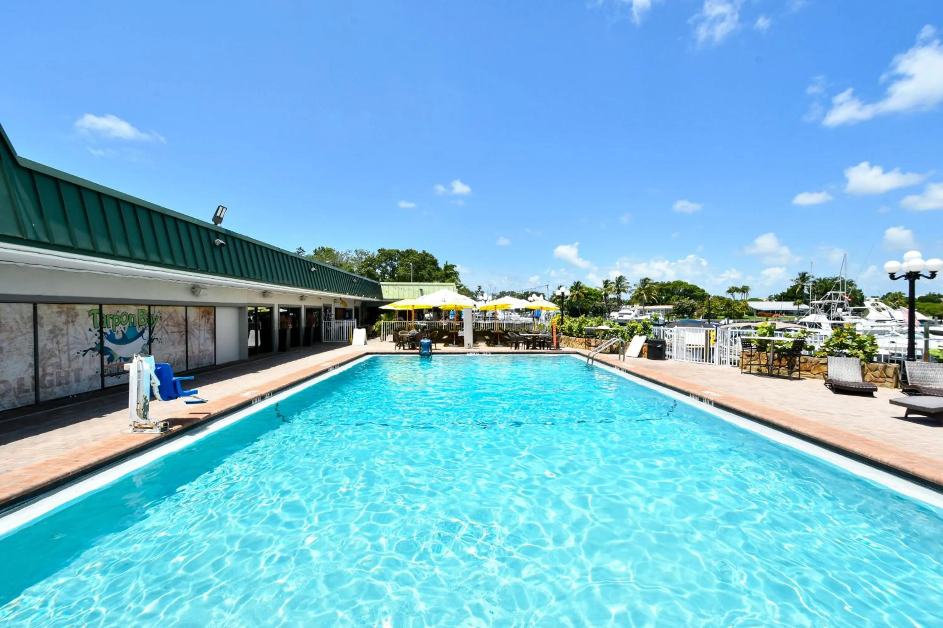 Room 127 - Waterfront, Heated Pool, Huge TV, Tiki Bar & Grill