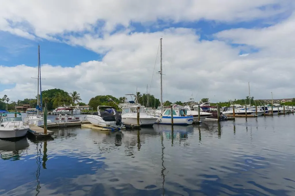 Room 127 - Waterfront, Heated Pool, Huge TV, Tiki Bar & Grill