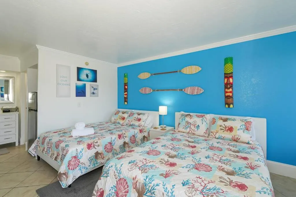 Bed in Room 127 - Waterfront, Heated Pool, Huge TV, Tiki Bar & Grill