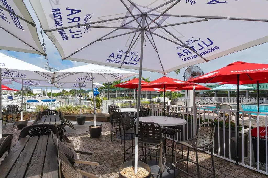 Room 127 - Waterfront, Heated Pool, Huge TV, Tiki Bar & Grill