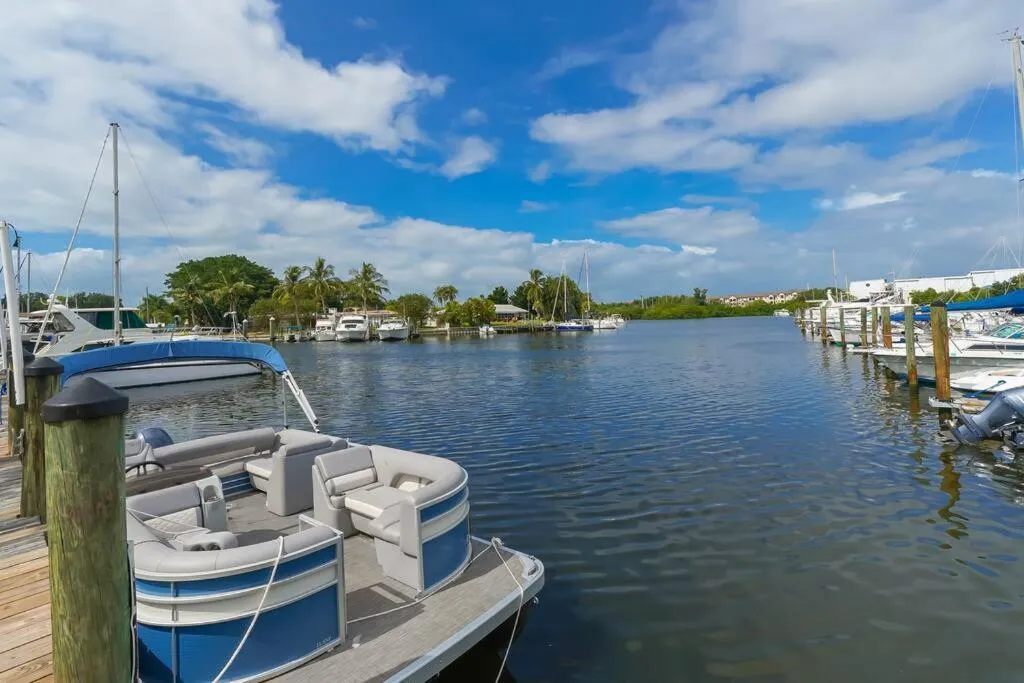 Room 127 - Waterfront, Heated Pool, Huge TV, Tiki Bar & Grill