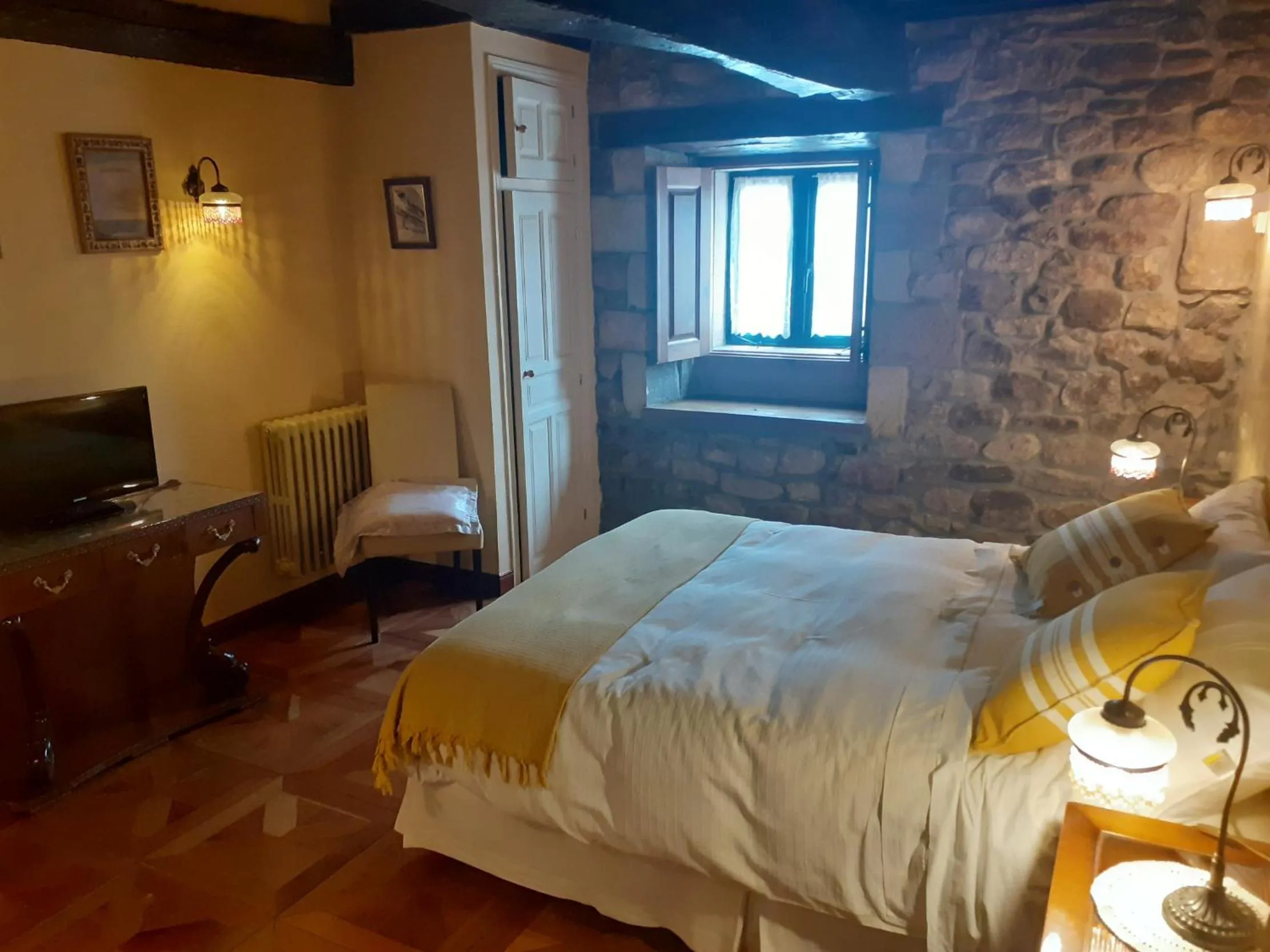 Bed in Hotel la Casona de Barrio, Alto Campoo