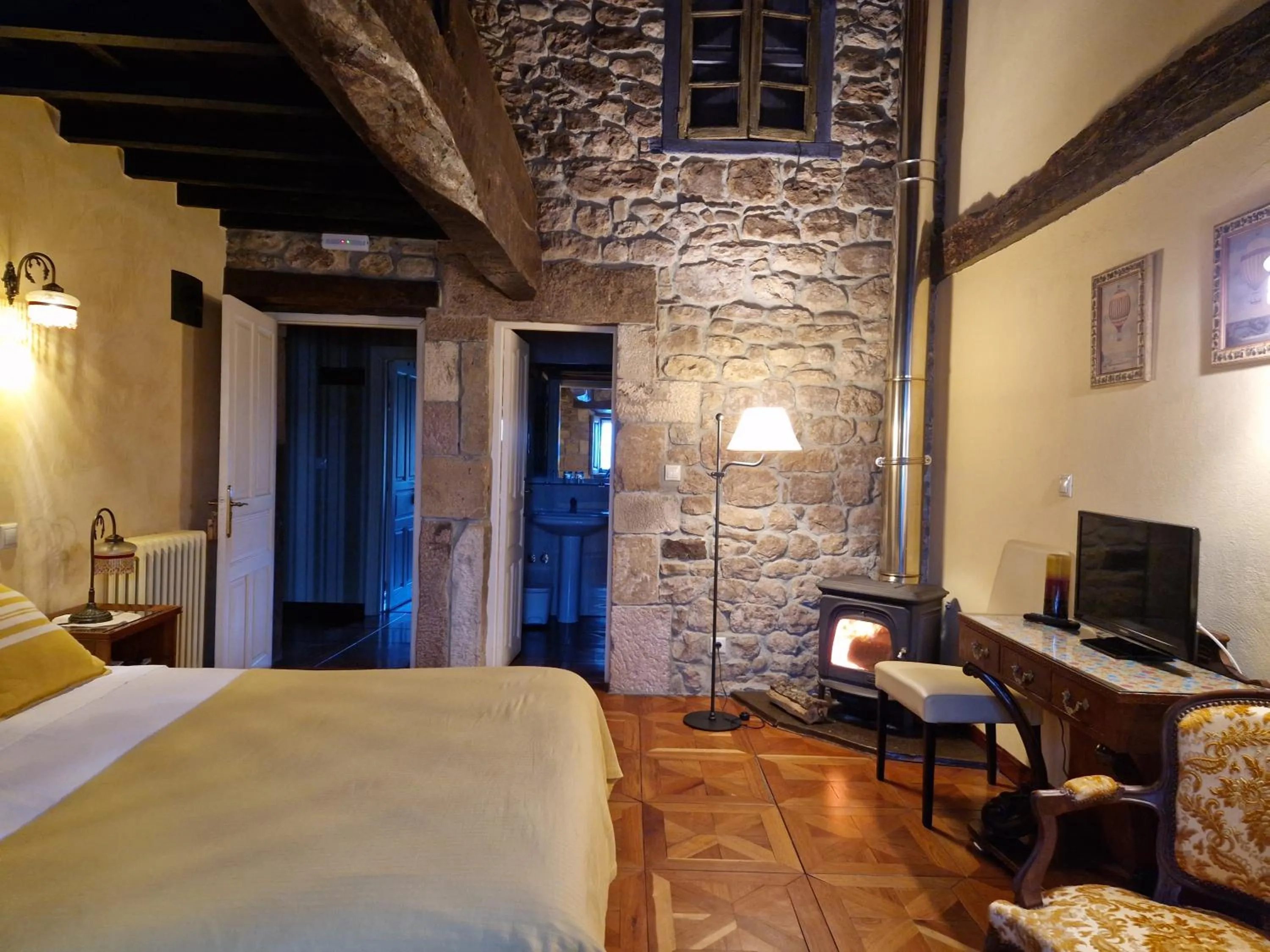 Bed in Hotel la Casona de Barrio, Alto Campoo