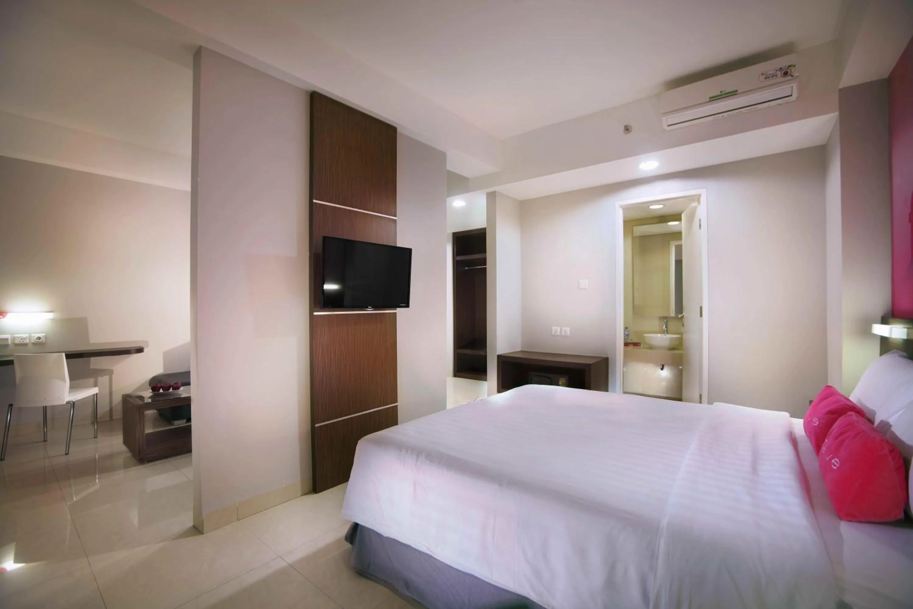 Photo of the whole room, Bed in favehotel Padjajaran Bogor