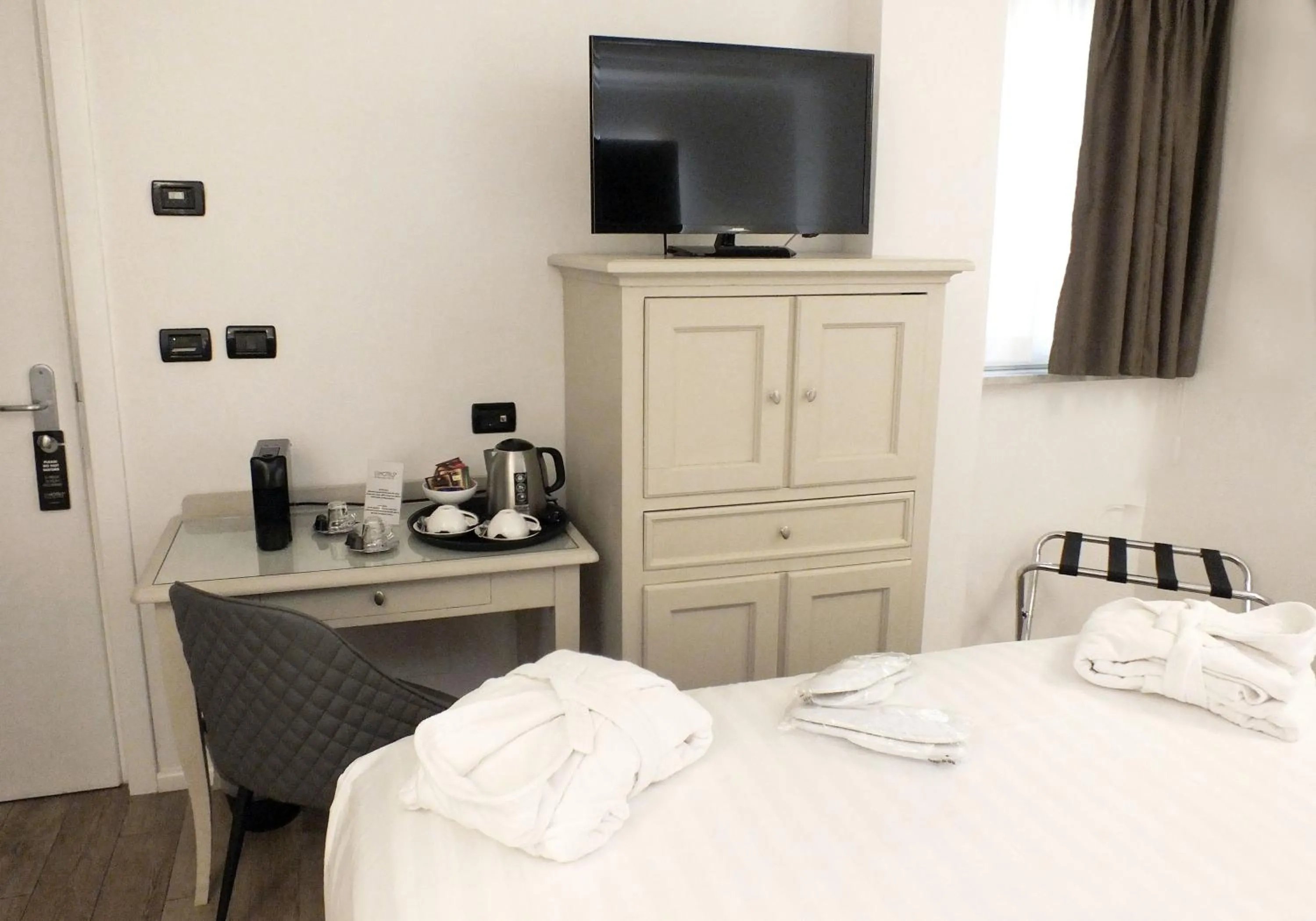 Photo of the whole room, Bed in BB Hotels Smarthotel Bailey's