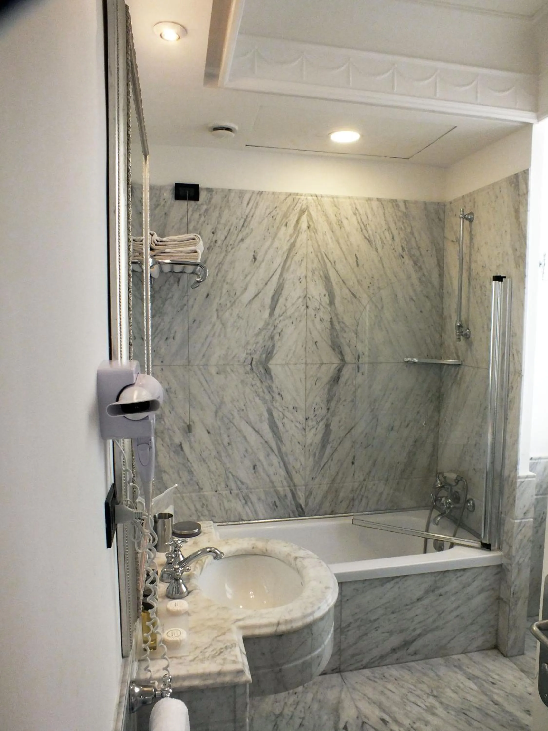 Bathroom in BB Hotels Smarthotel Bailey's