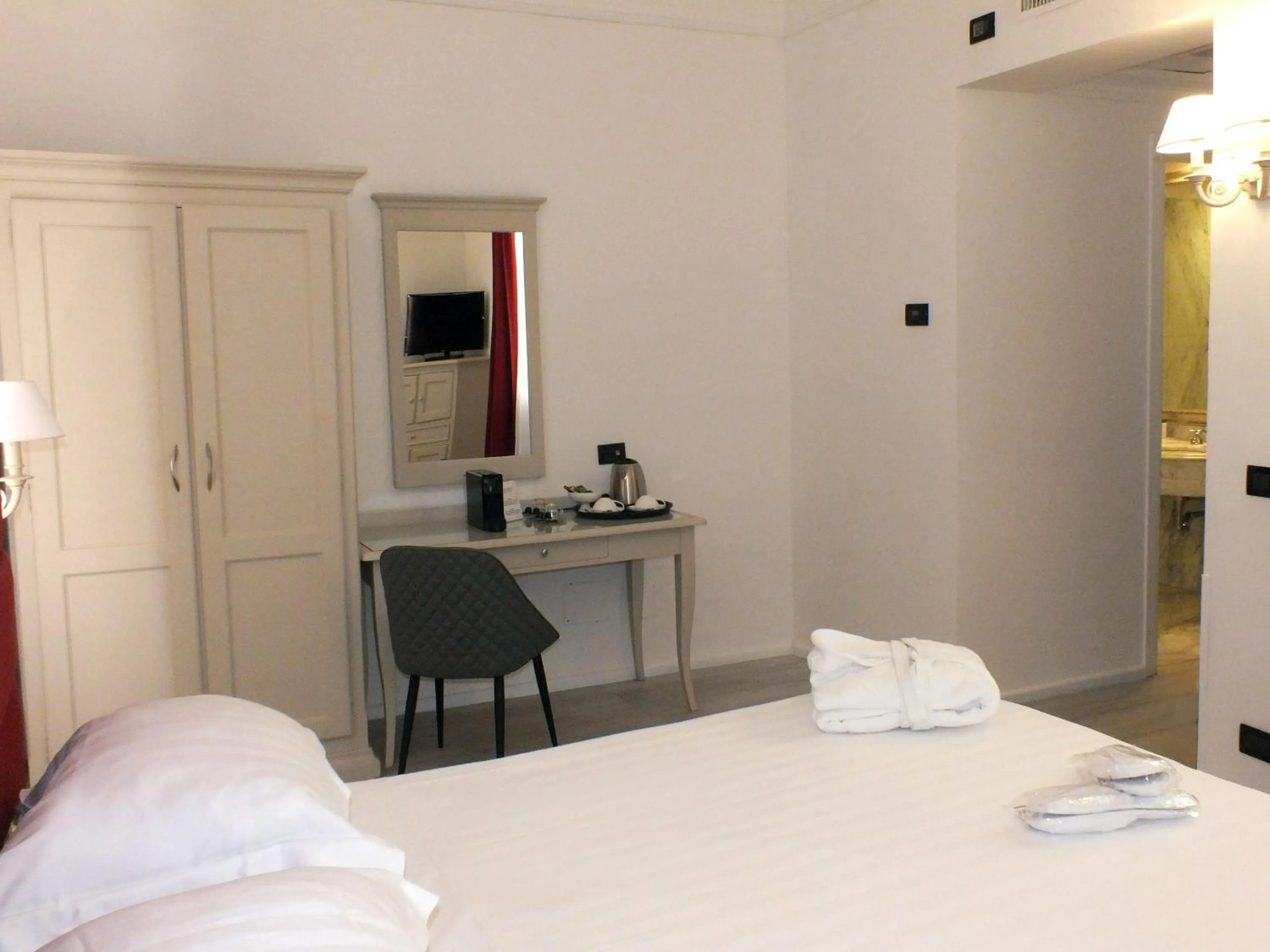 Photo of the whole room, Bed in BB Hotels Smarthotel Bailey's